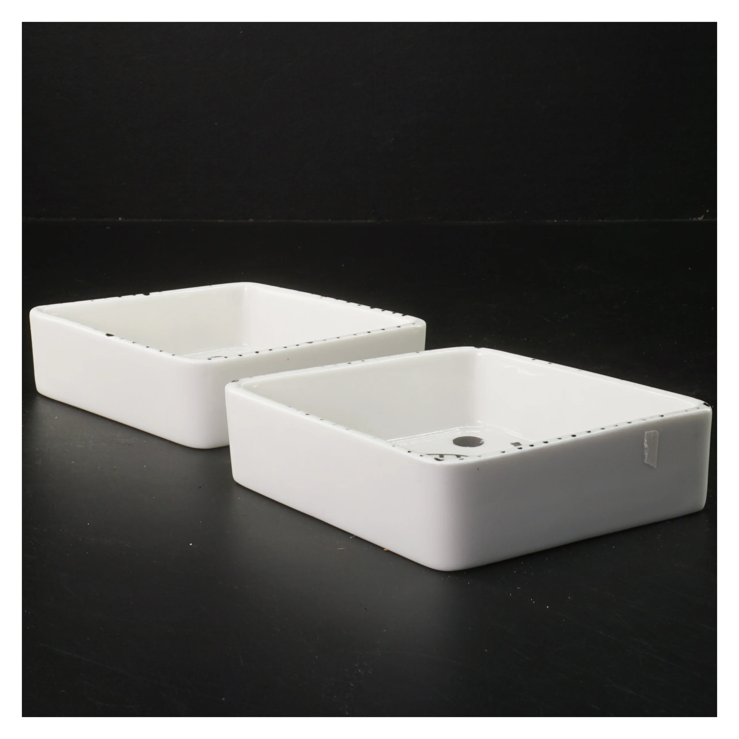 Rektangulære porcelænsfade med slikmotiv (str. 17x13,5 cm)