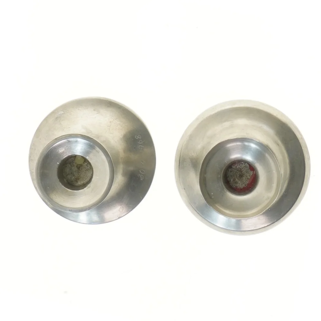 To lysestager i metal (str. 2 stk 13,5 & 11 cm)