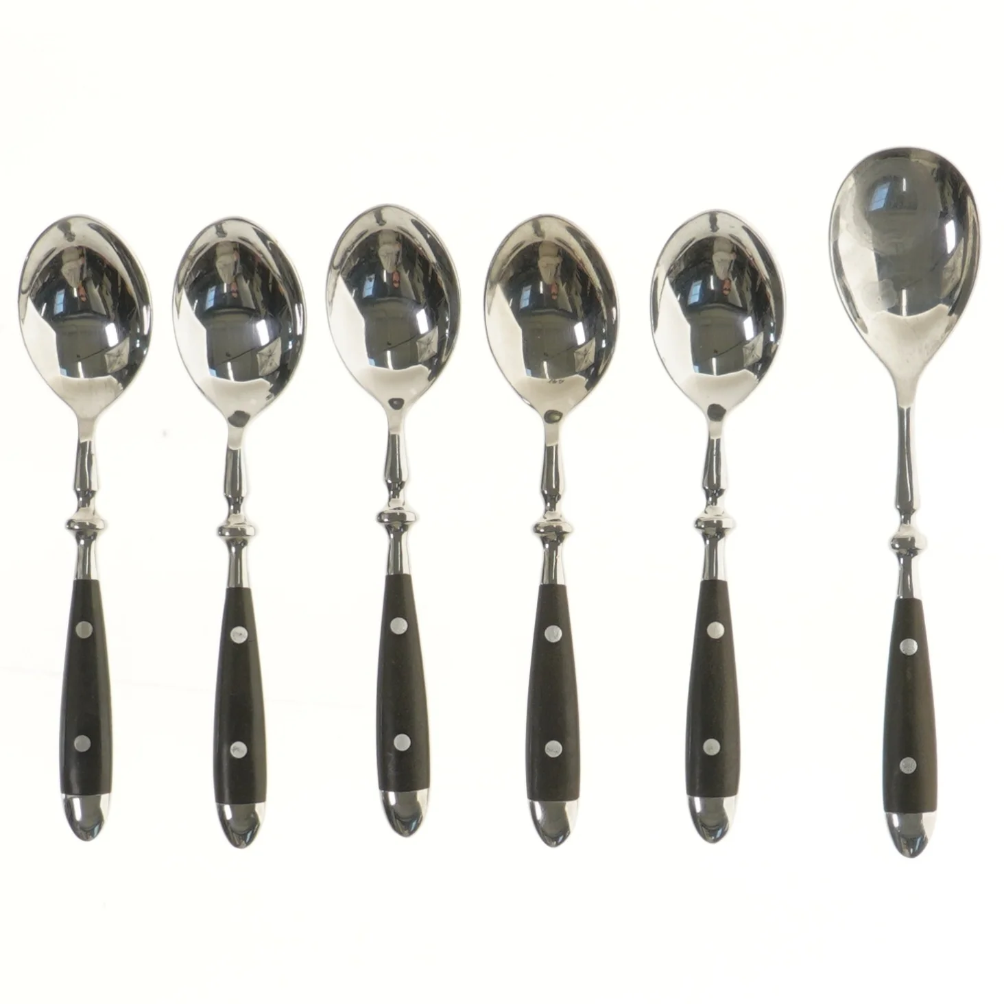 Sæt af skeer med sorte håndtag (str. 6 styk, 19-21,5 cm)