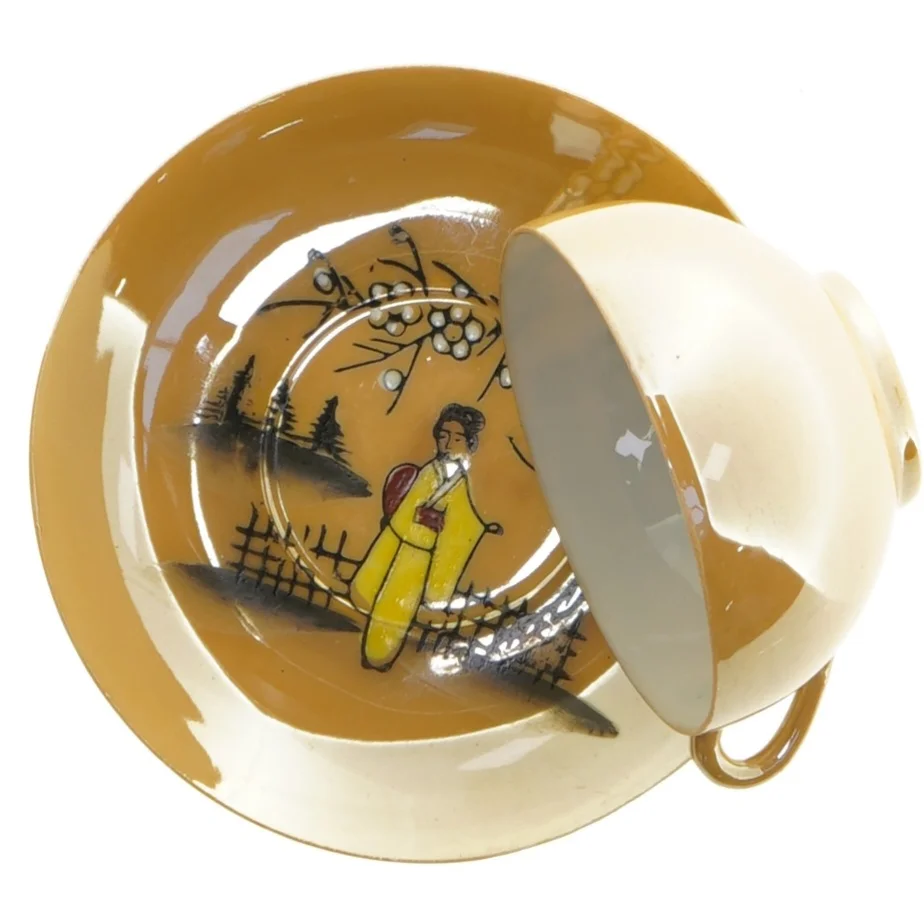 Mokkakop med ansigt i bunden 