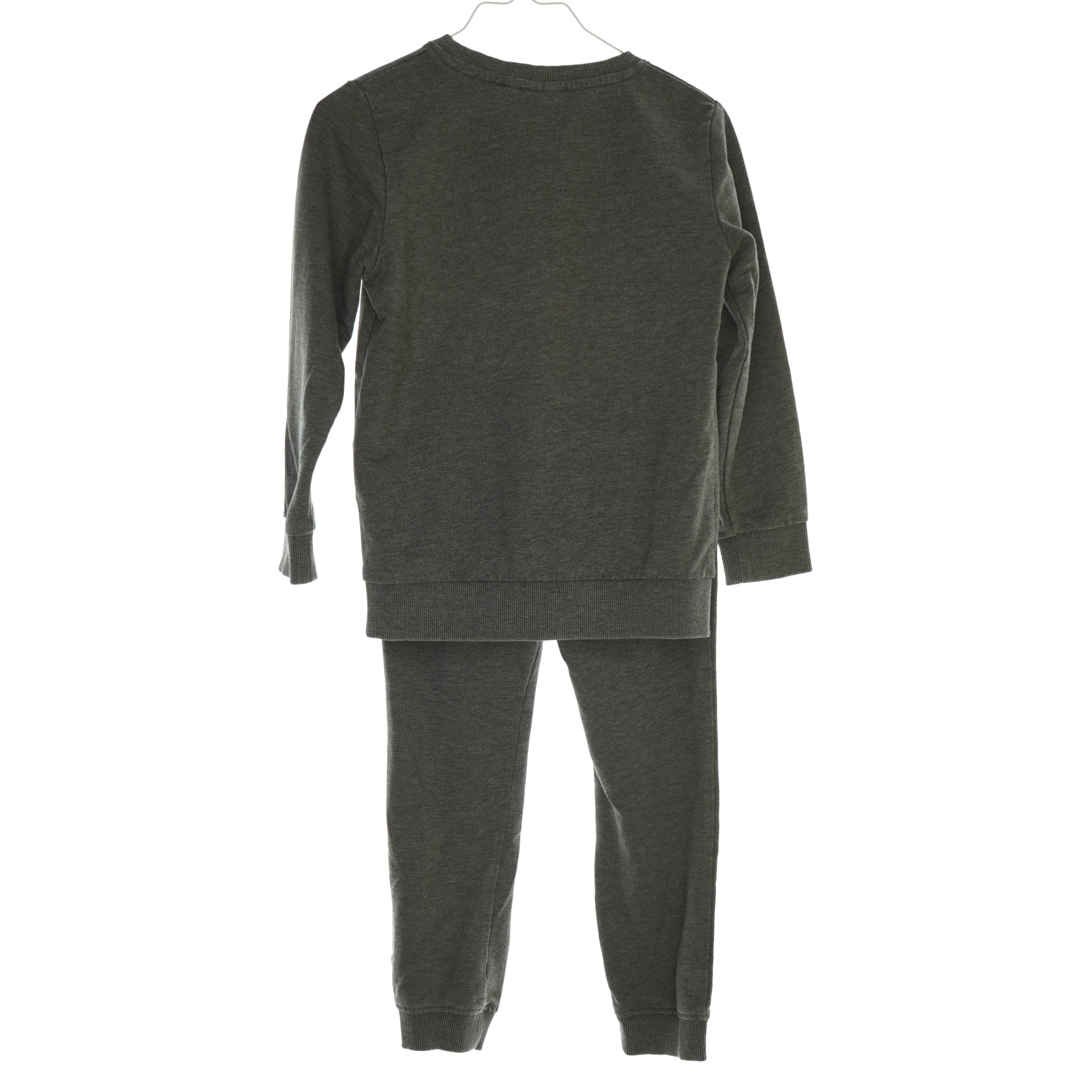 Hyggesæt fra Name It med bluse og bukser (str. 110)