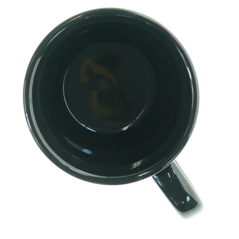 Sort keramikkrus med piratmotiv fra Voodoo Island (str. 10,5 x 9 cm)