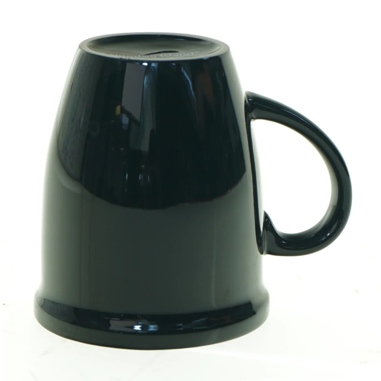 Sort keramikkrus med piratmotiv fra Voodoo Island (str. 10,5 x 9 cm)