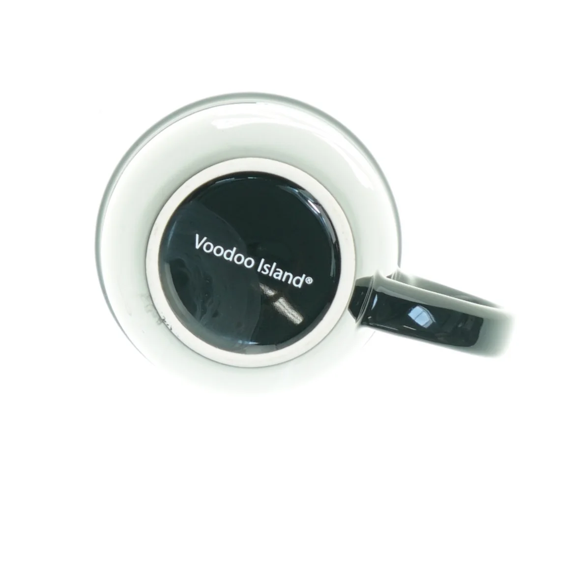 Sort keramikkrus med piratmotiv fra Voodoo Island (str. 10,5 x 9 cm)