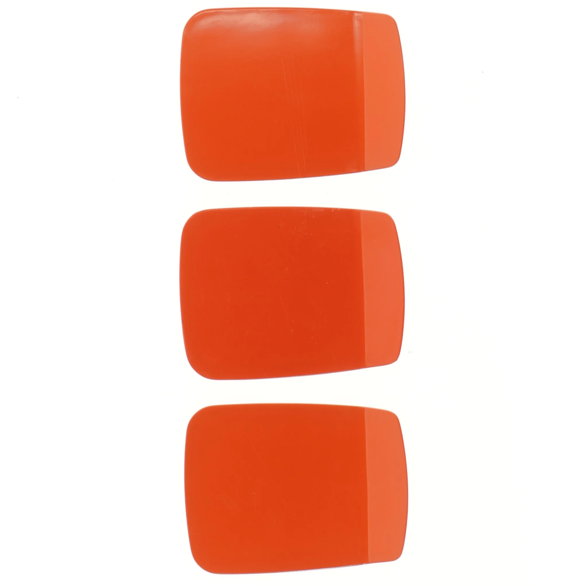 Tre orange plastik tallerkener fra Rosti (str. 16x12 cm)