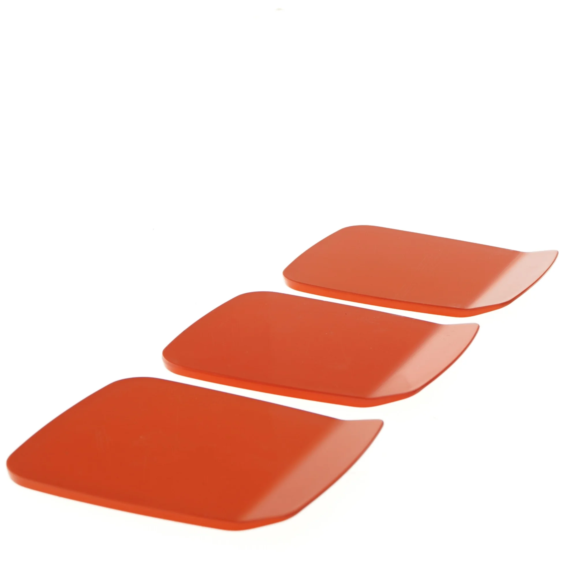 Tre orange plastik tallerkener fra Rosti (str. 16x12 cm)