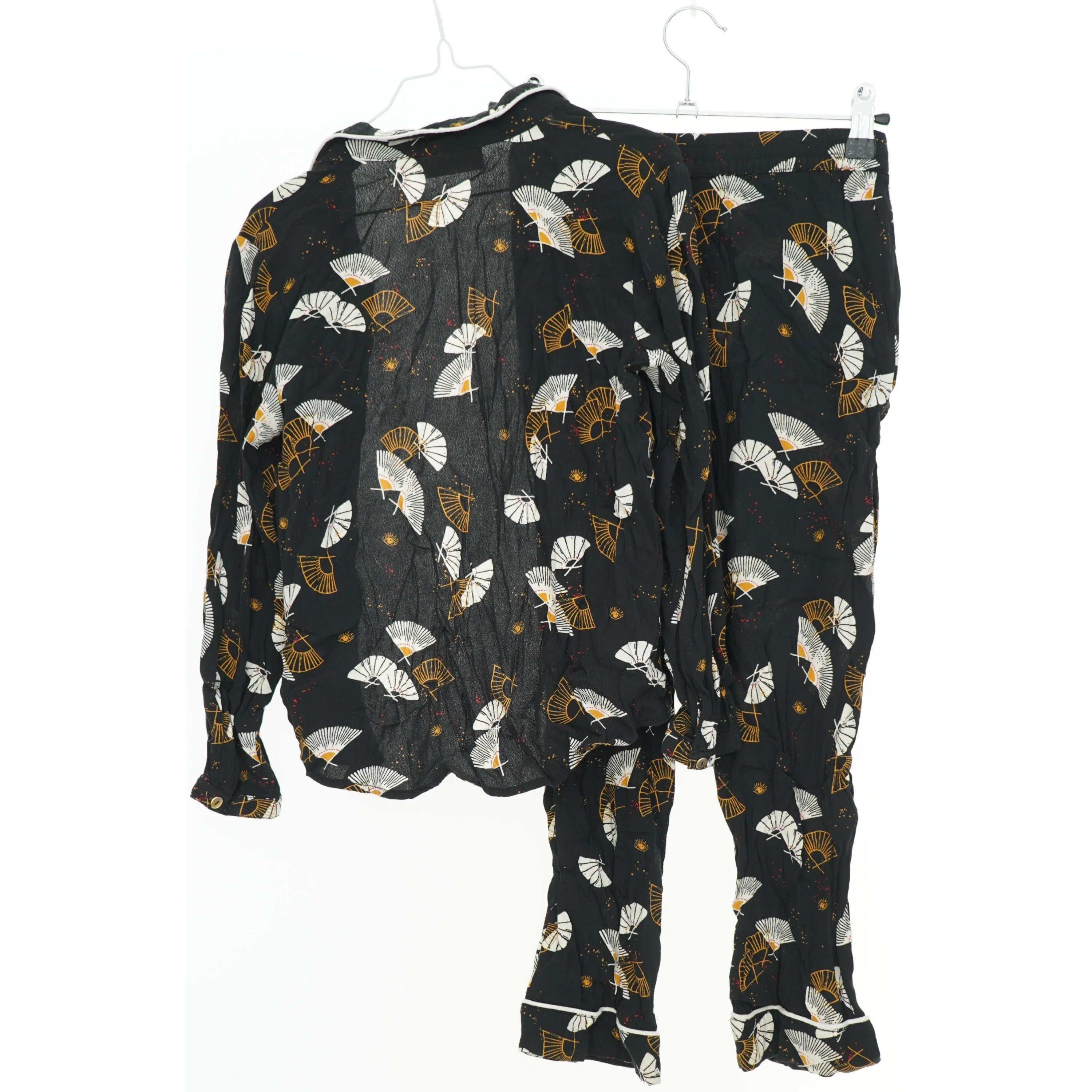 Bluse og bukser med bladmønster fra Soft Gallery  (str. 134)