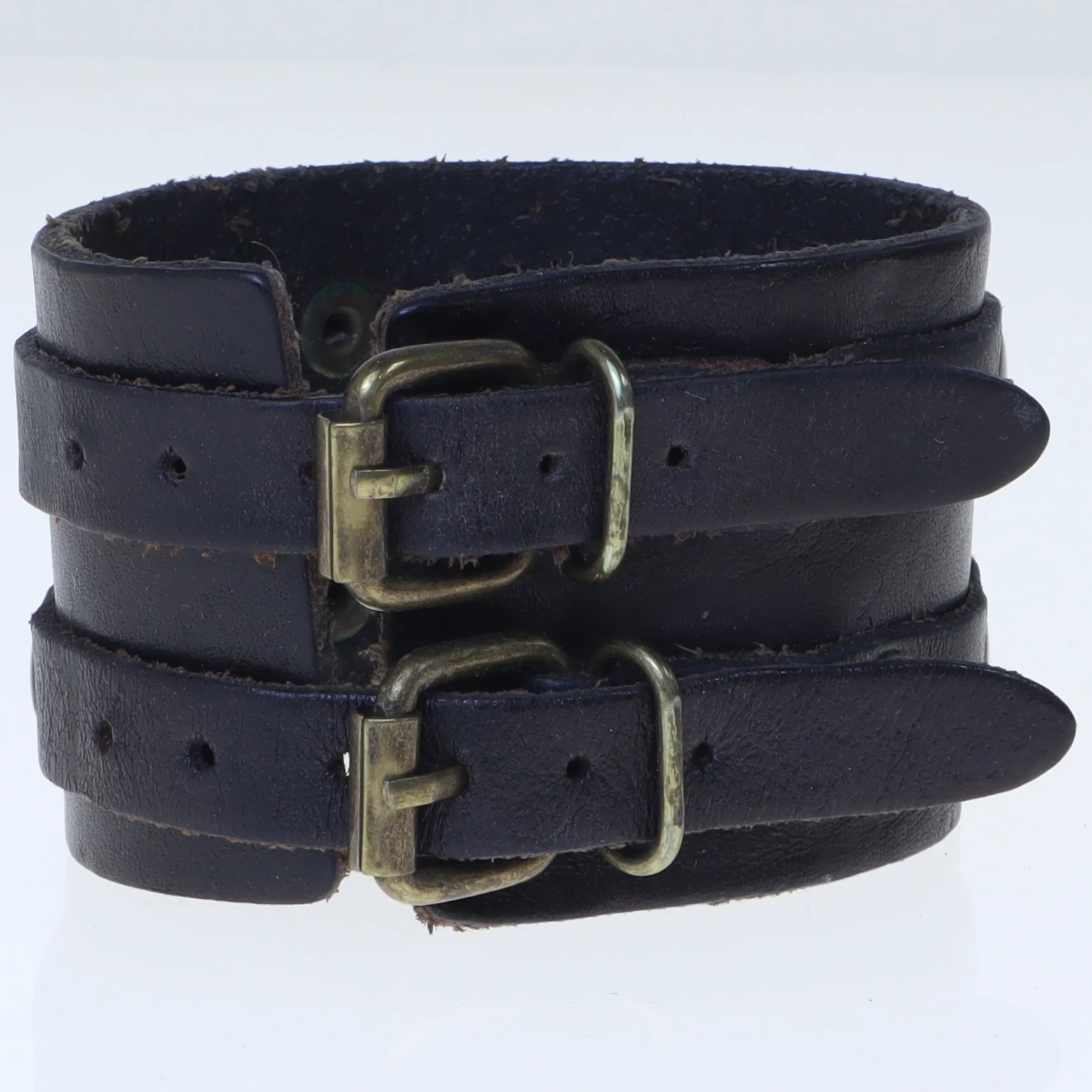 Læderarmbånd med nitter (str. 8 cm)