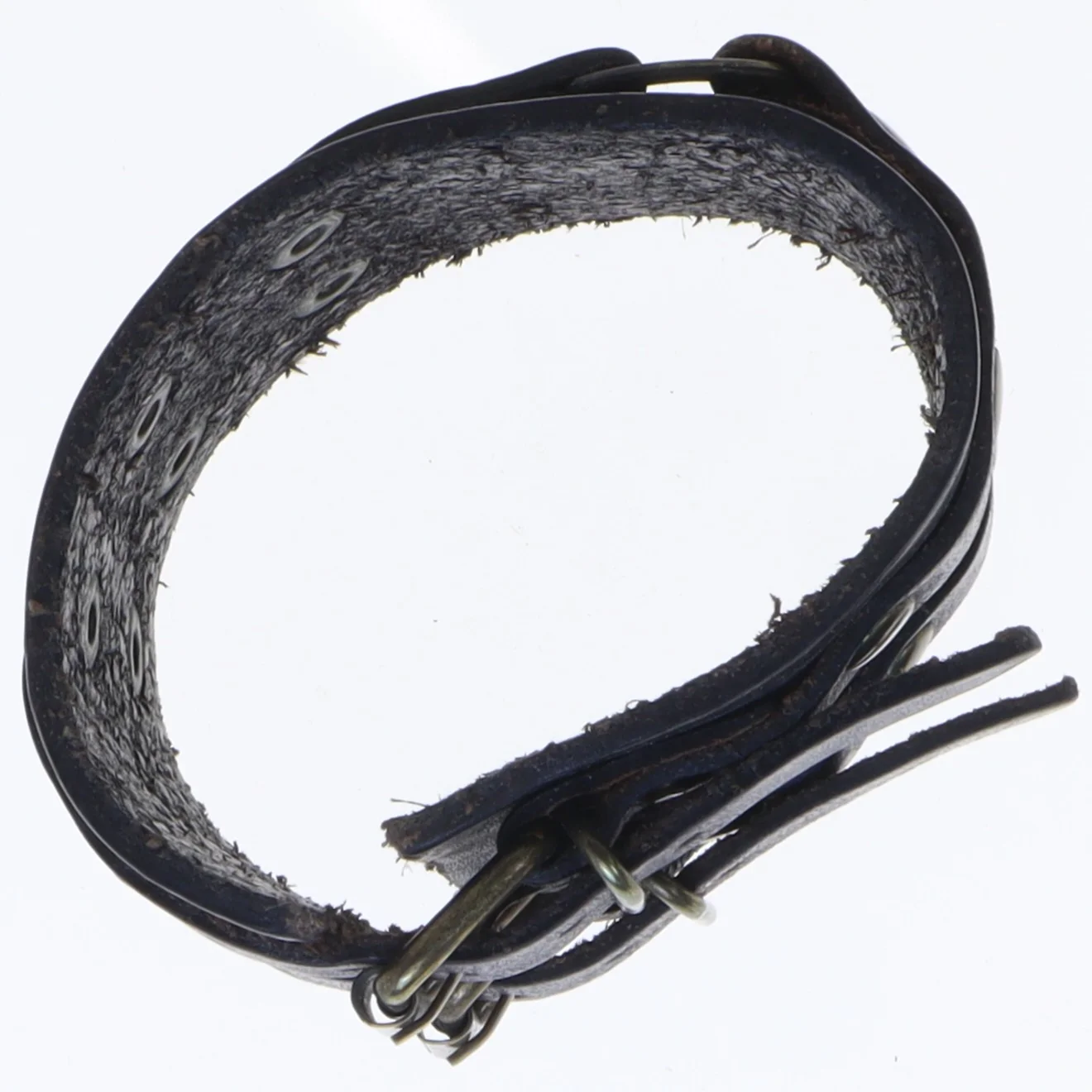 Læderarmbånd med nitter (str. 8 cm)