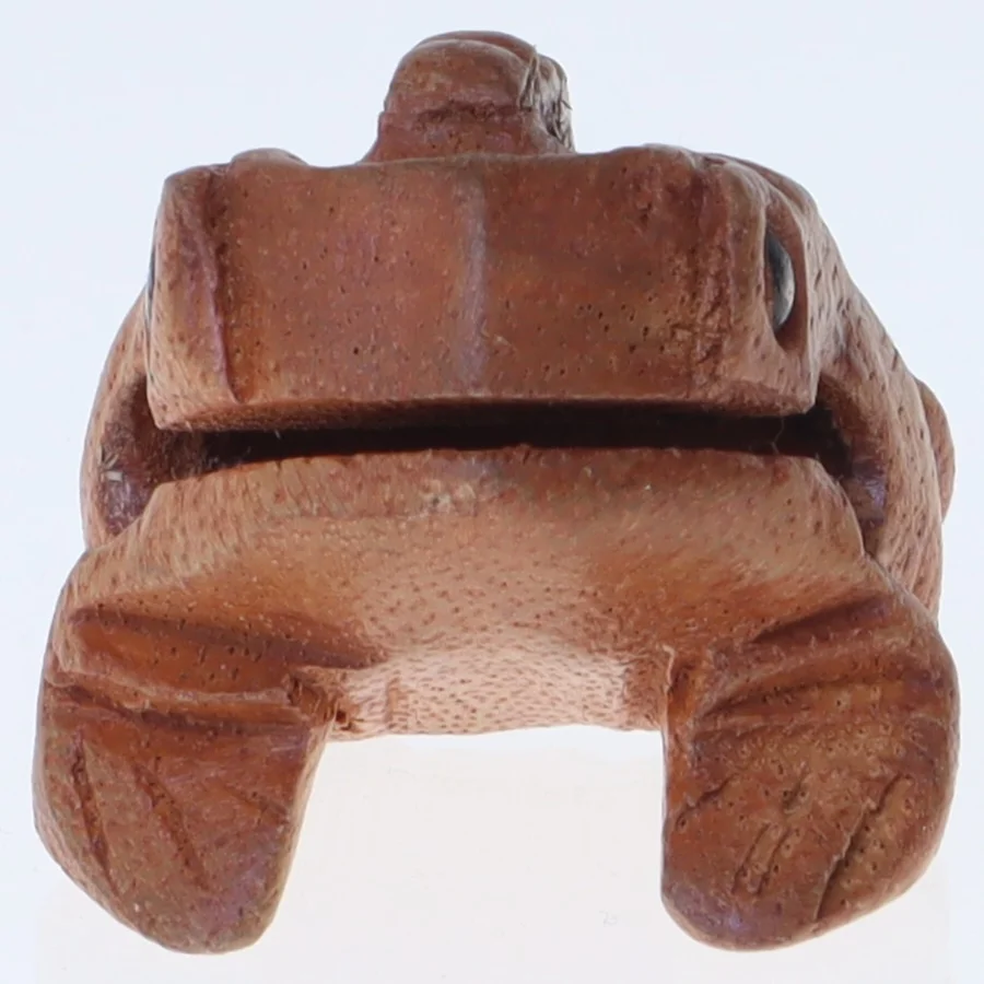 Håndskåret træfigur af frø (str. 5,5x4 cm)