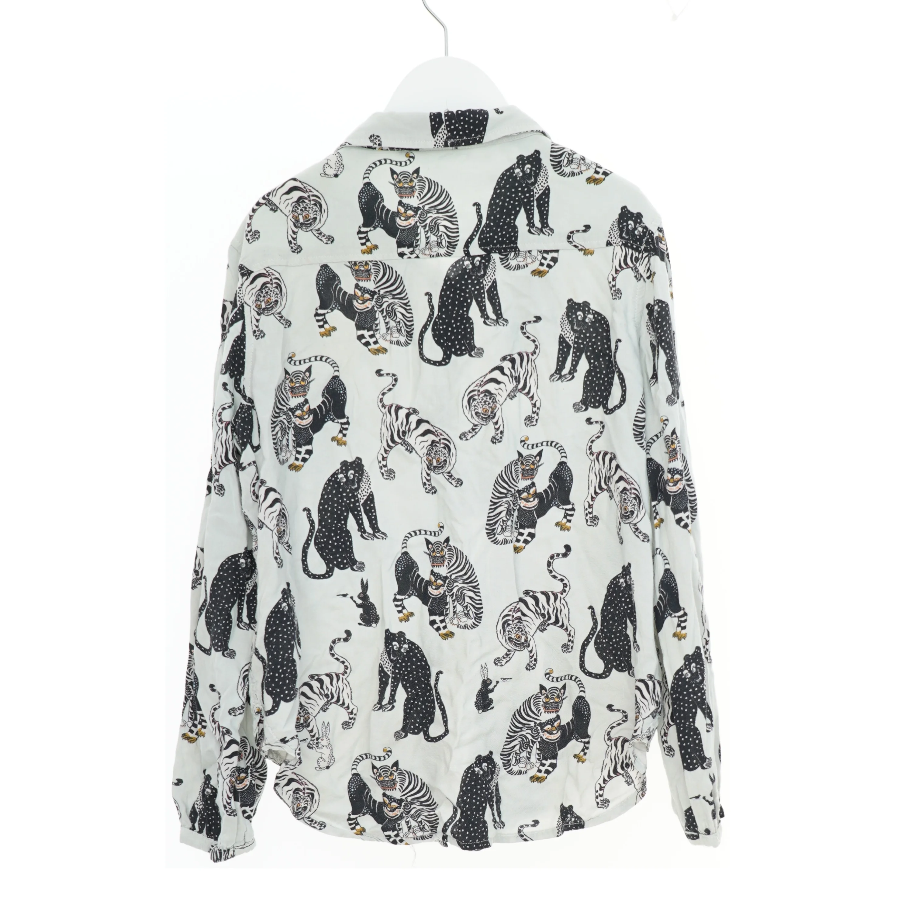 Skjorte med dyremønster fra Molo (str. 134)