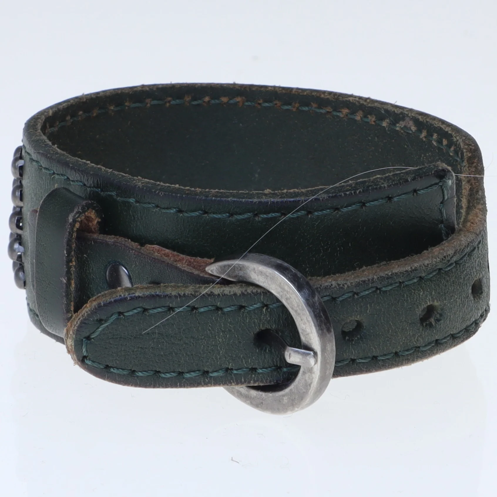 Læderarmbånd med nitter (str. Ø 9 cm)