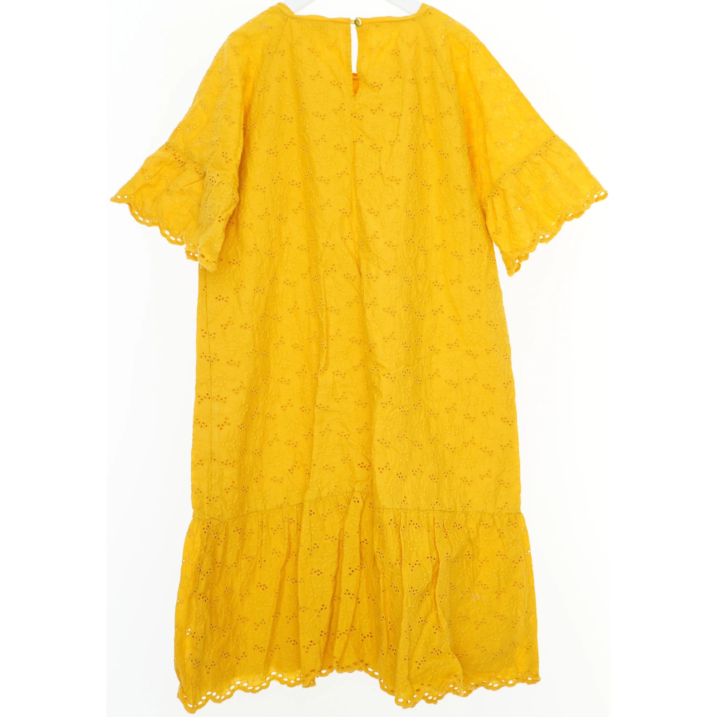 Soft Gallery. Gul kjole med broderi og flæseærmer fra Soft Gallery  (str. 164)