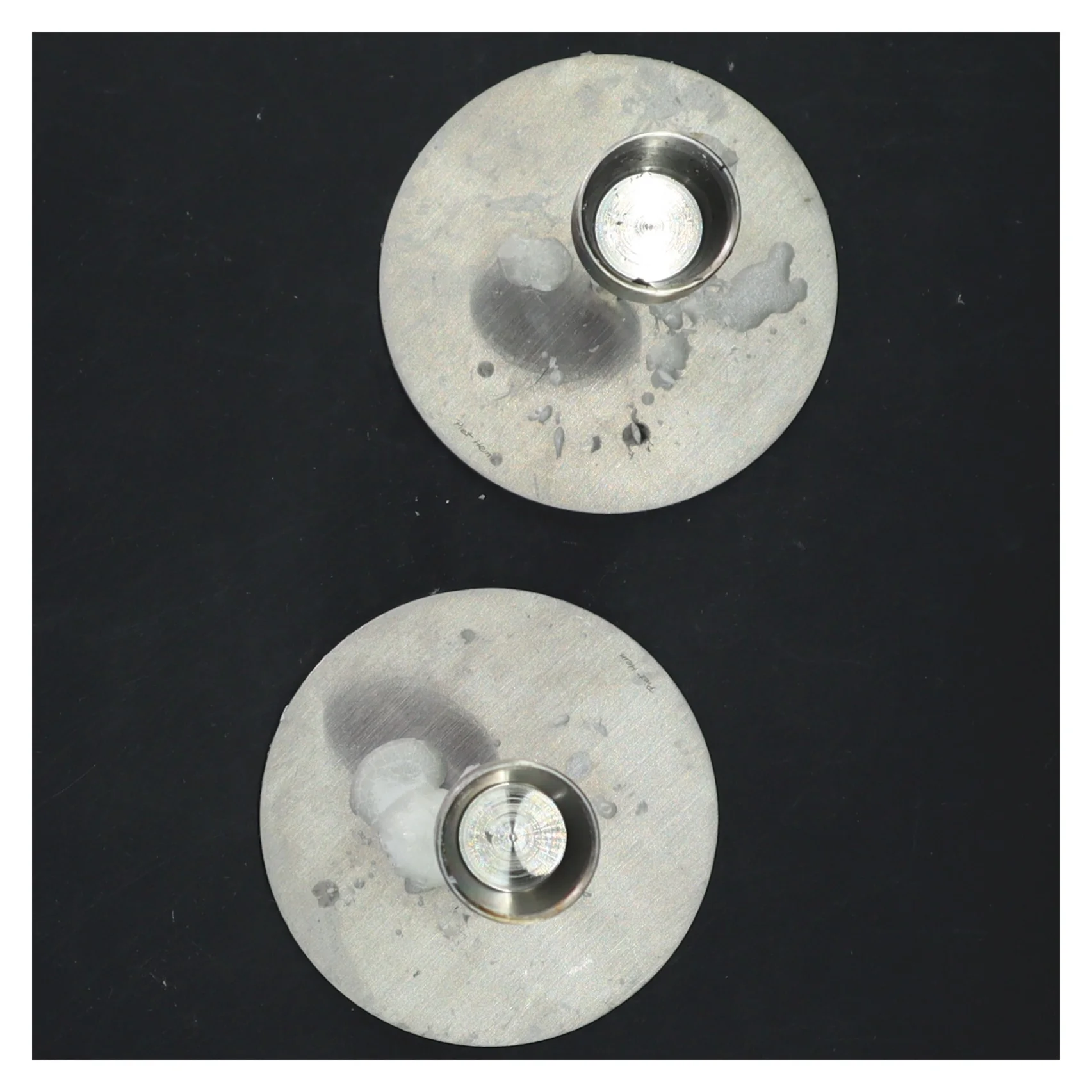 To lysestager i metal (str. Ø 8x13,5 cm) fra Måske Piet Hein