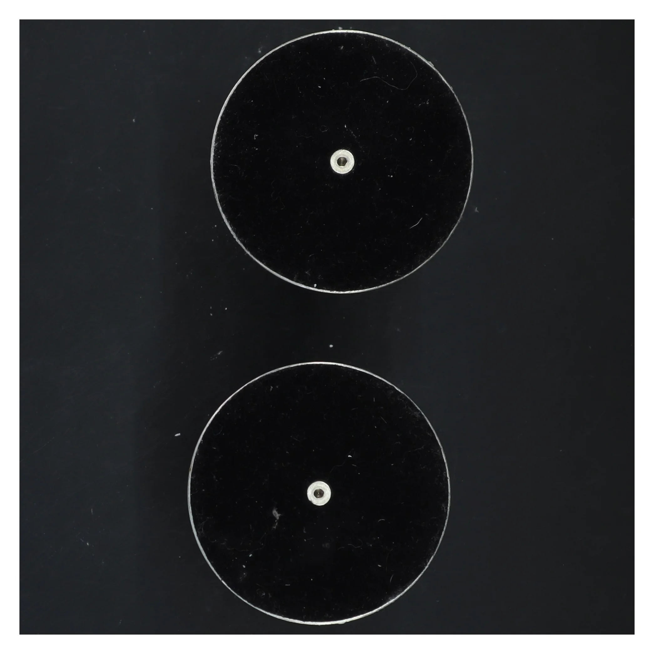 To lysestager i metal (str. Ø 8x13,5 cm) fra Måske Piet Hein