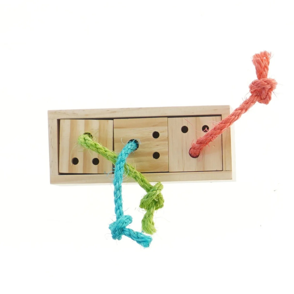 Trælegetøj med farvede snore (str. 15,5x6x5,5 cm)