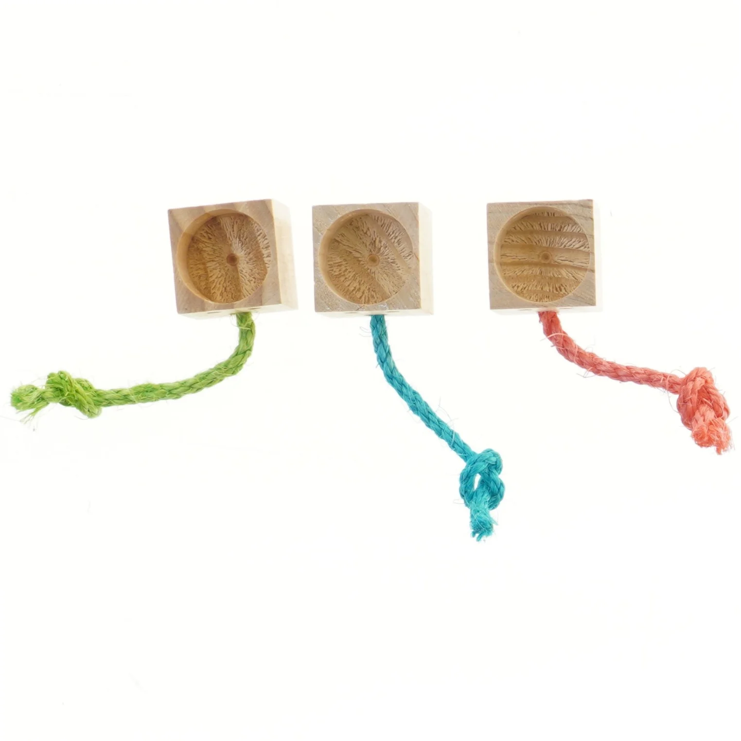Trælegetøj med farvede snore (str. 15,5x6x5,5 cm)