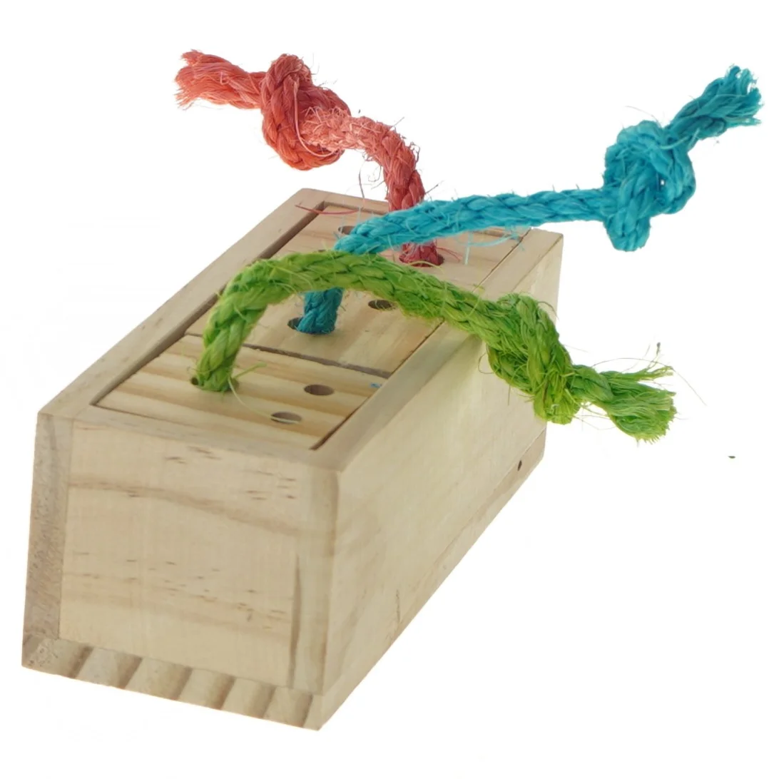 Trælegetøj med farvede snore (str. 15,5x6x5,5 cm)