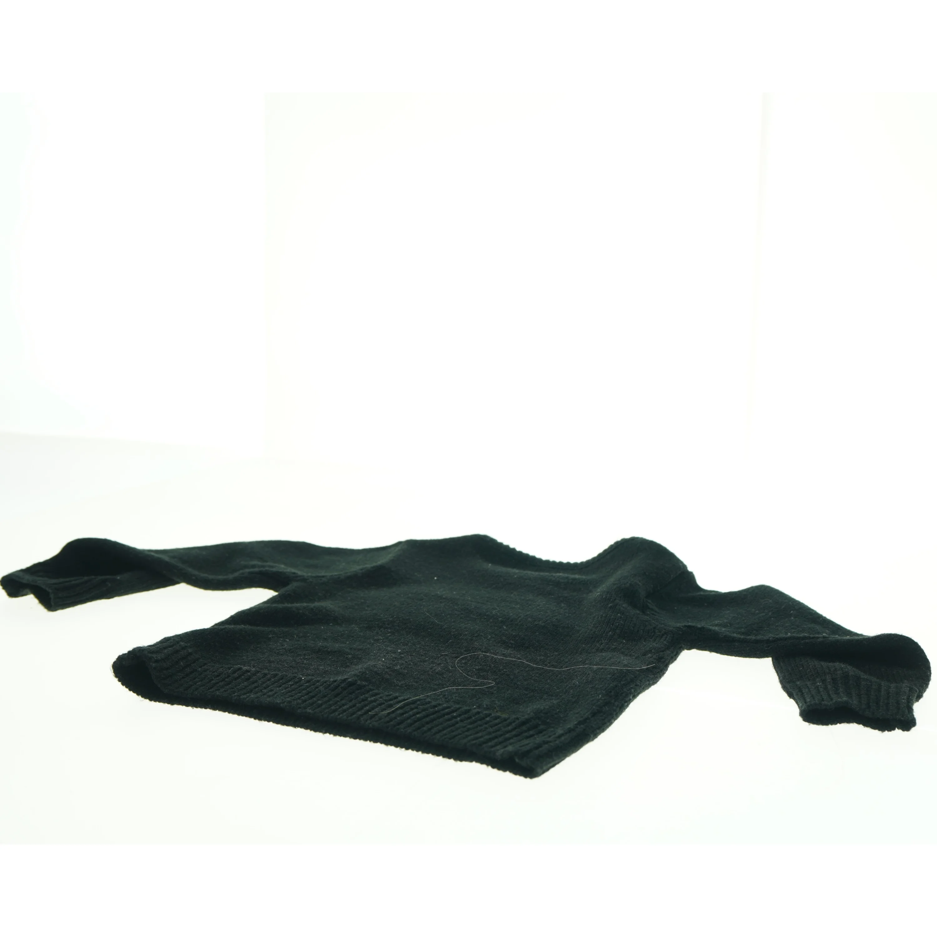 Sort strik sweater med mønster fra By Clara (str. 36 x, 30 cm ærme, 24,5 cm)