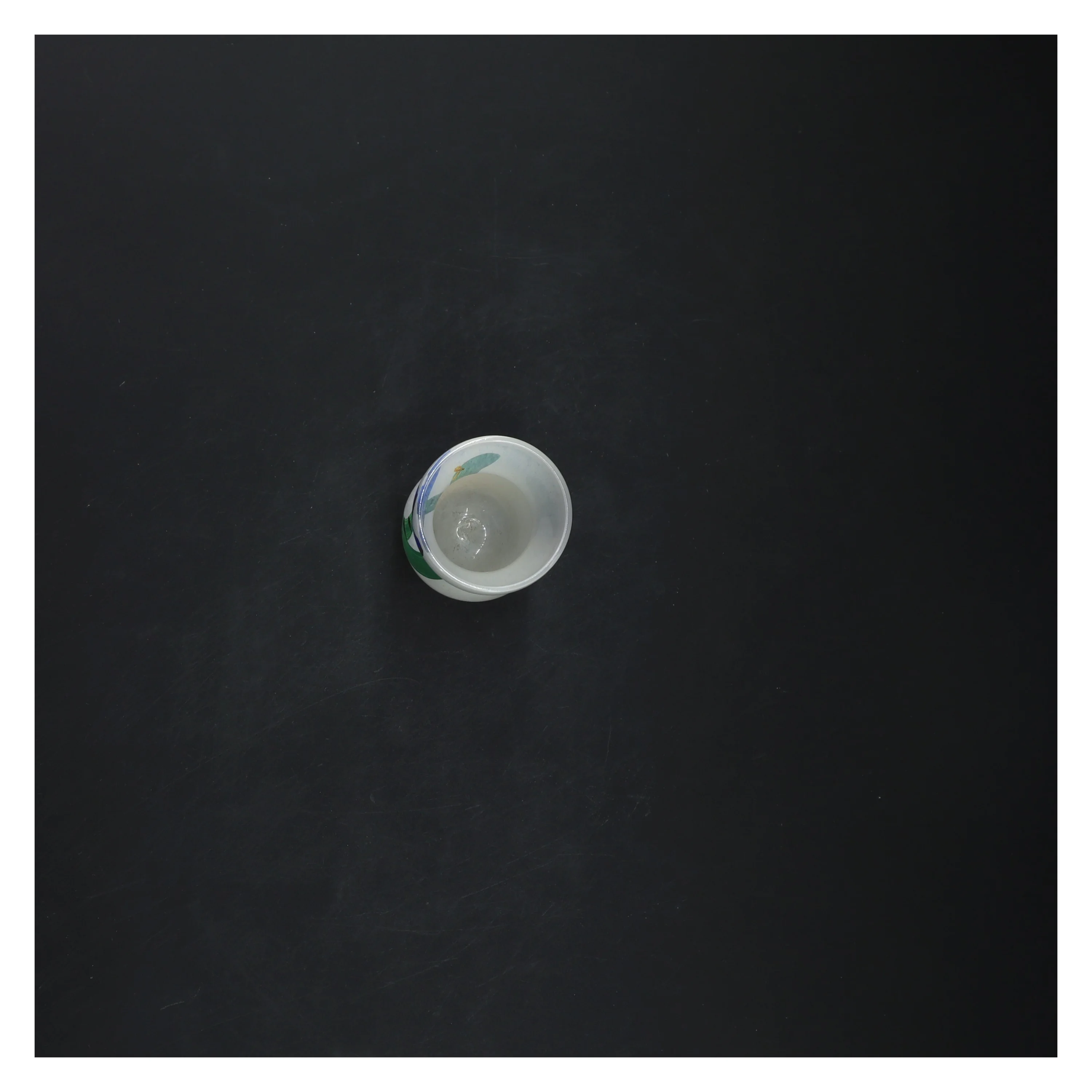 Kosta Boda vase med blomstermotiv (str. 12 cm) fra Kosta Boda