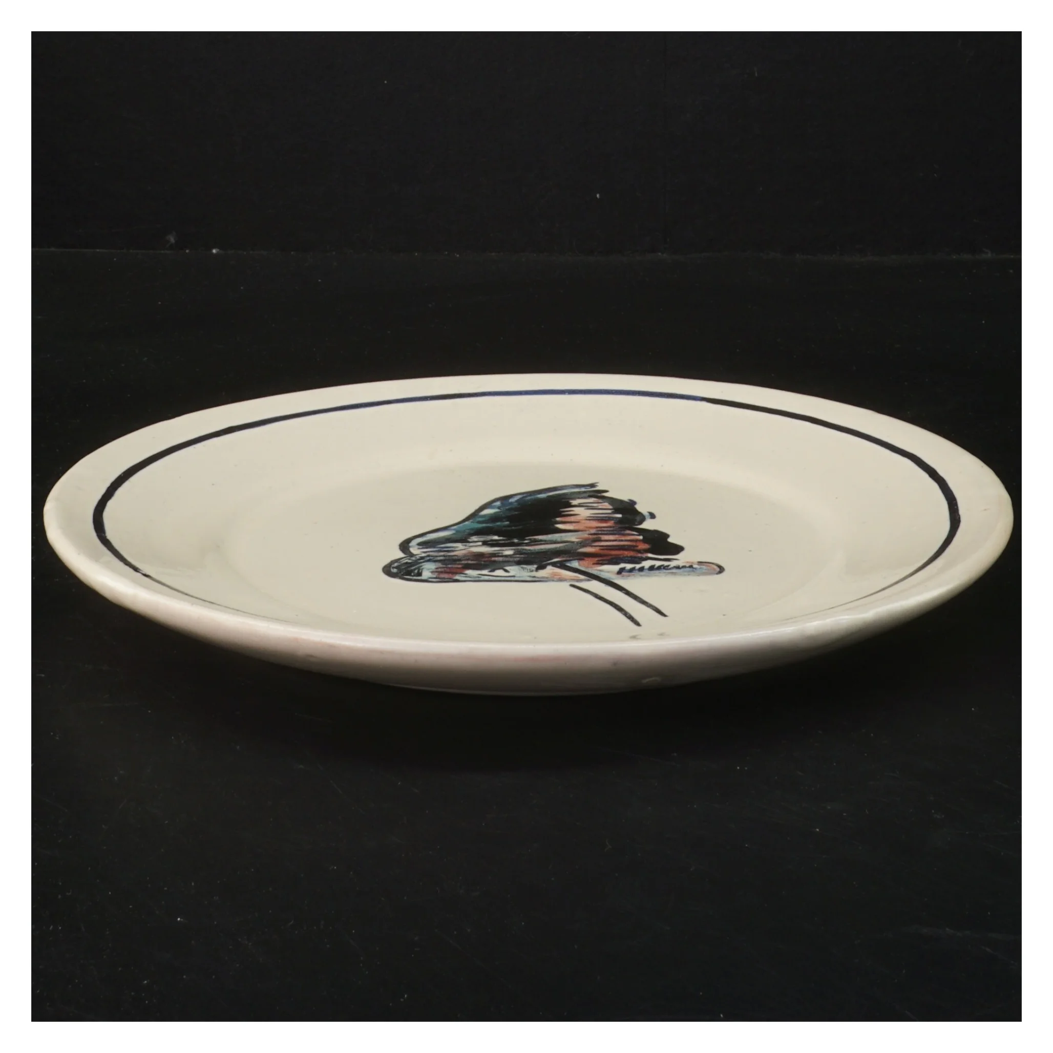 Dekorativ tallerken med kunstnerisk motiv (str. Ø 23 cm)