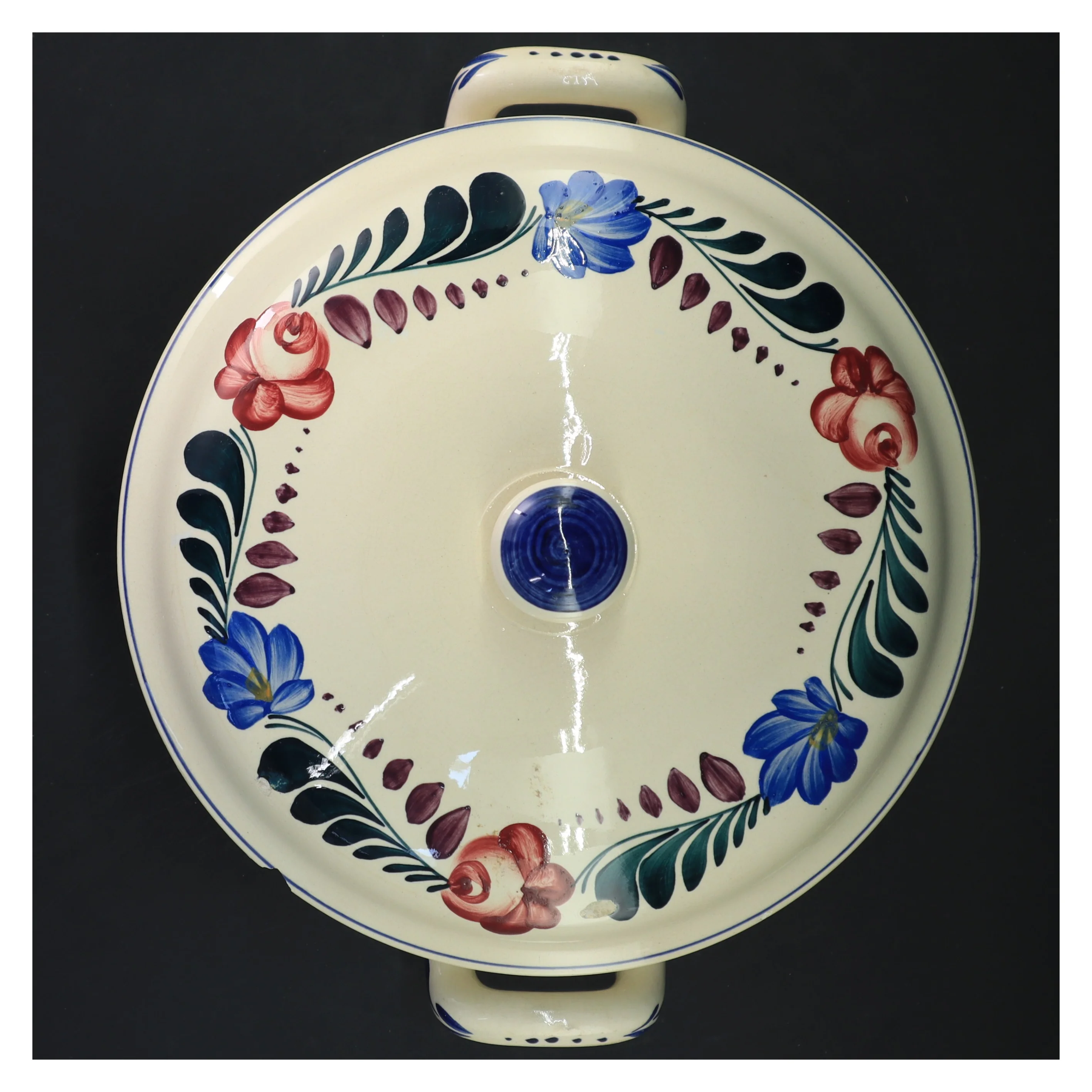 To keramikserveringer med låg fra U&C (str. ø 26 cm, og ø 22 cm cm)