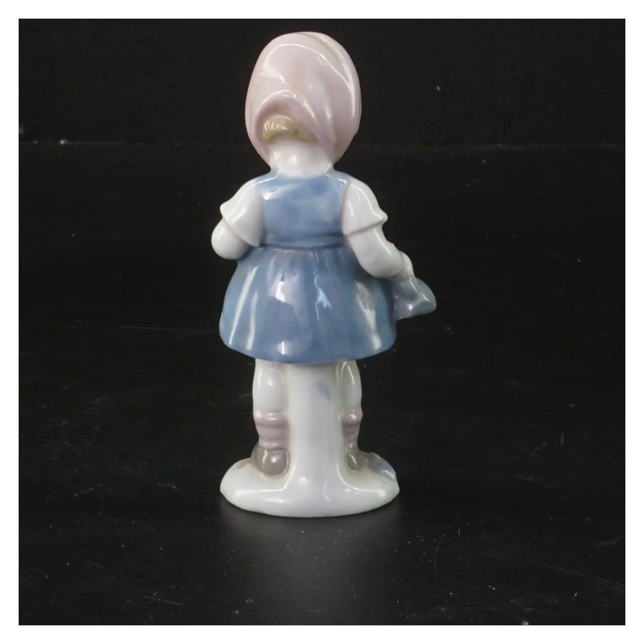 Porcelænsfigur af lille pige (str. 11 cm)
