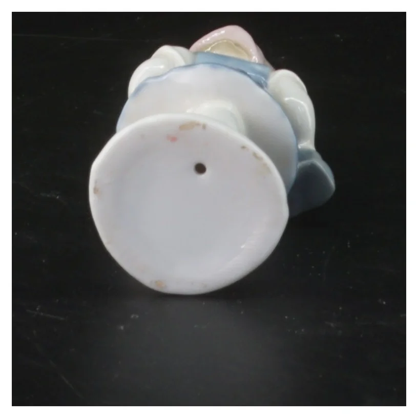 Porcelænsfigur af lille pige (str. 11 cm)