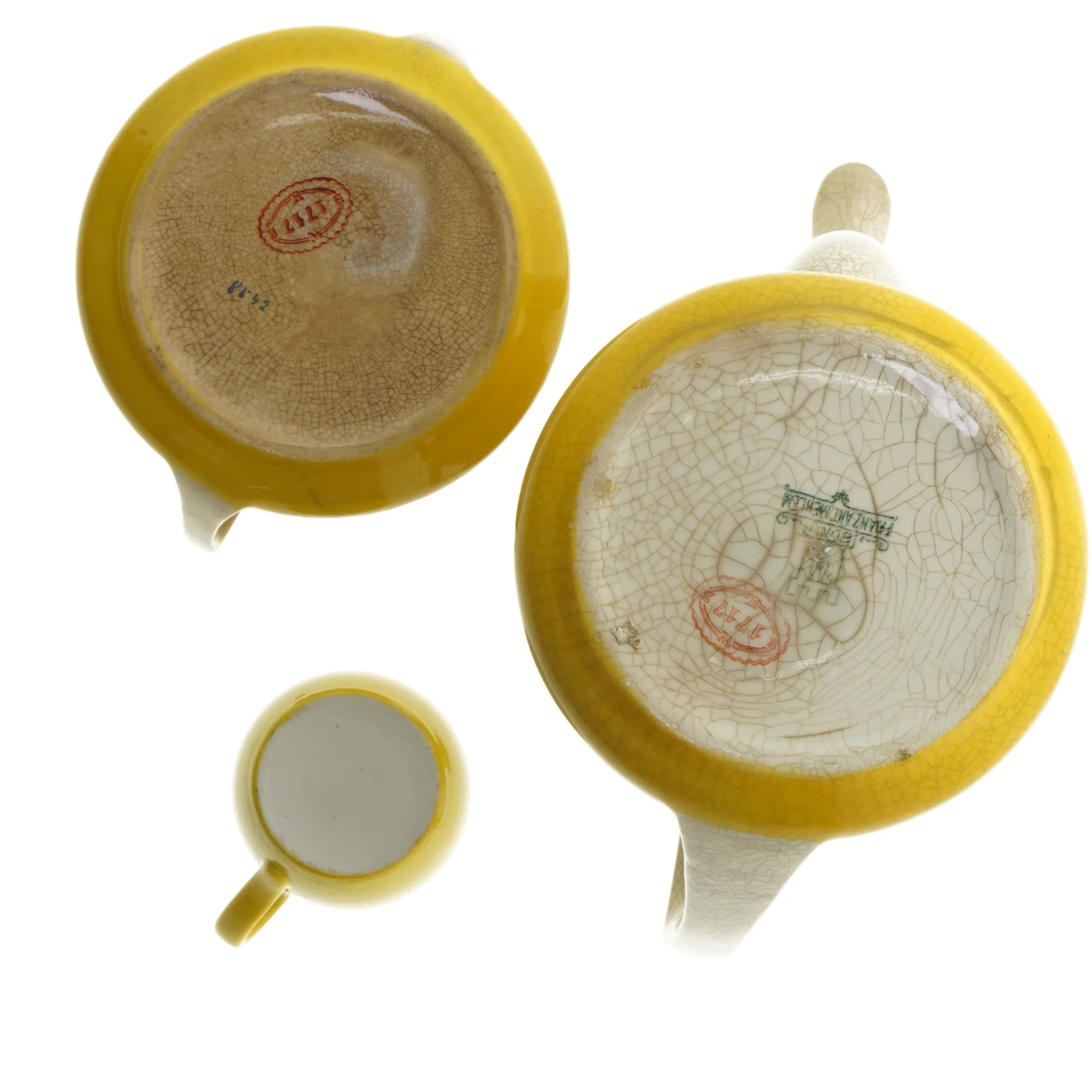 Gult kaffestel i keramik (str. 22, ø 12, 7 cm)