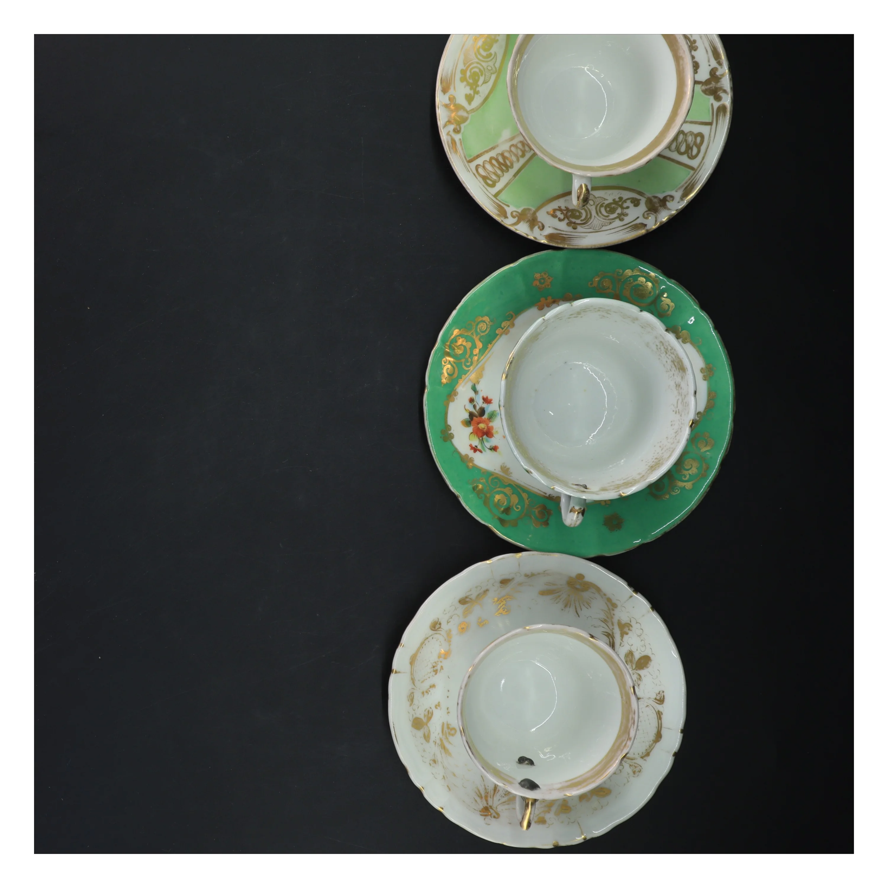 Sæt af antikke kopper og underkopper (str. Ø 15 cm)