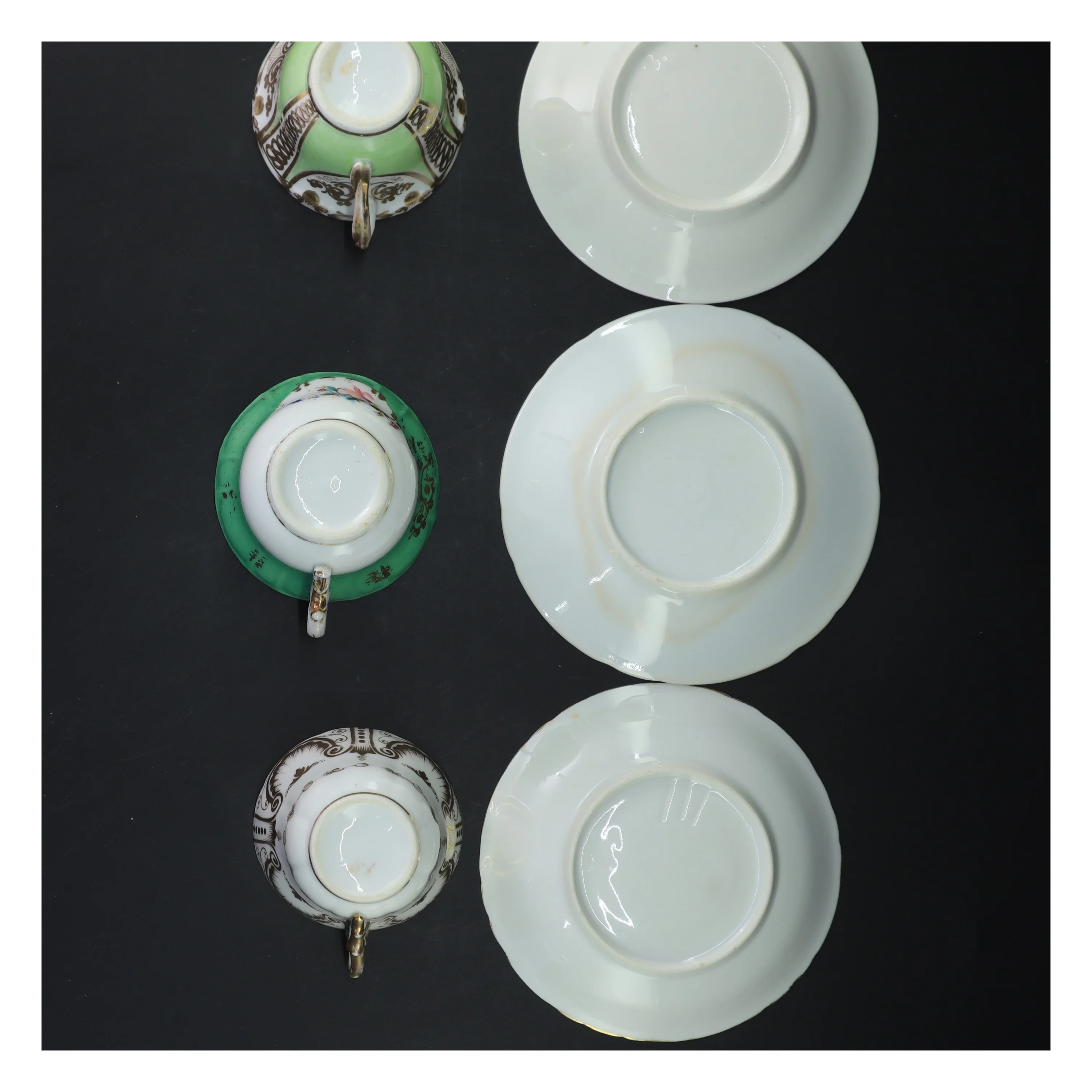 Sæt af antikke kopper og underkopper (str. Ø 15 cm)