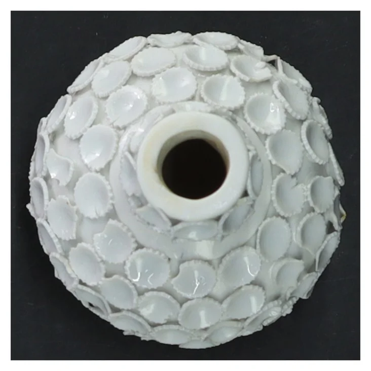 Hvid dekorativ flaske med låg (str. 12 cm)