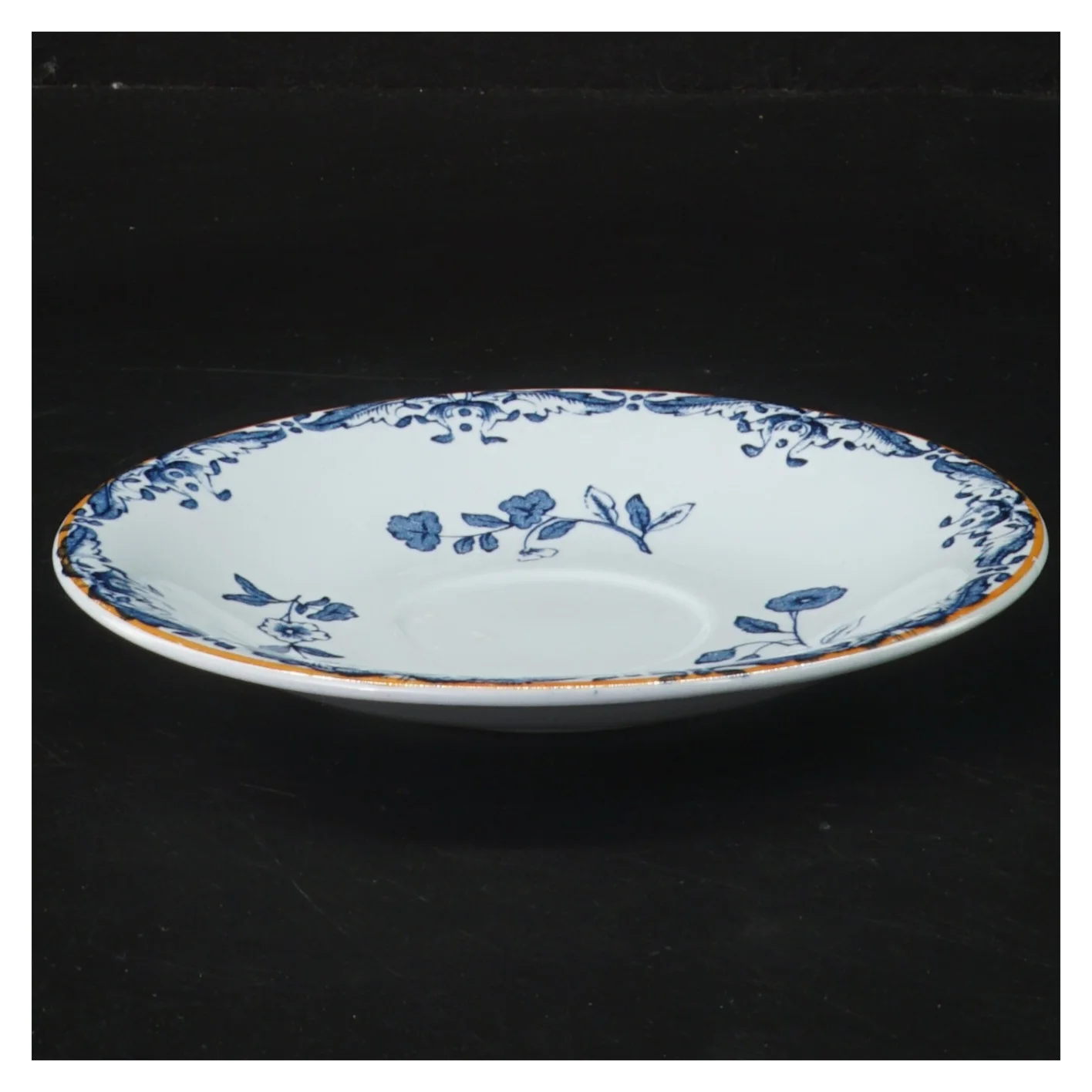 Porcelænstallerken med blåt mønster (str. Ø 15 cm)