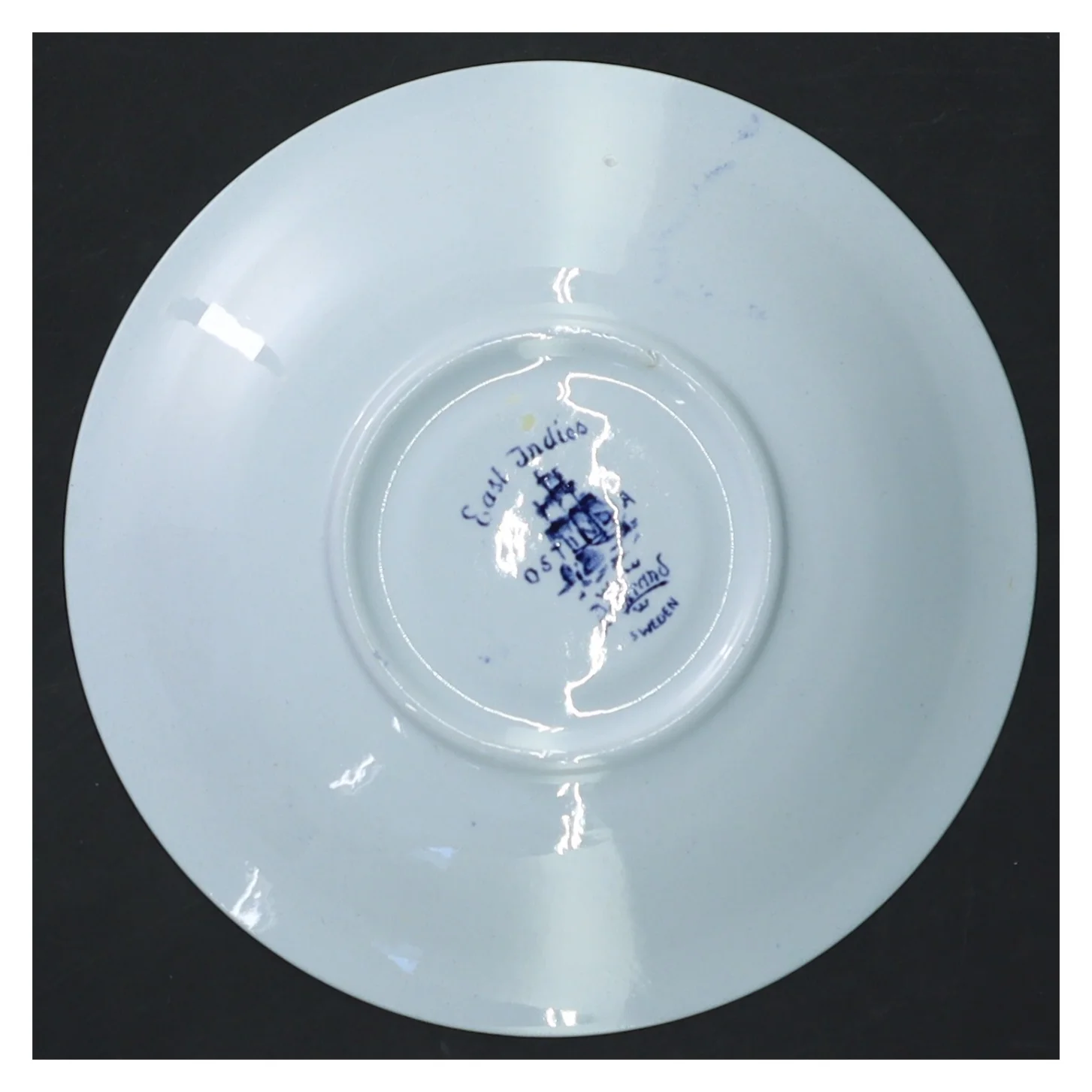 Porcelænstallerken med blåt mønster (str. Ø 15 cm)