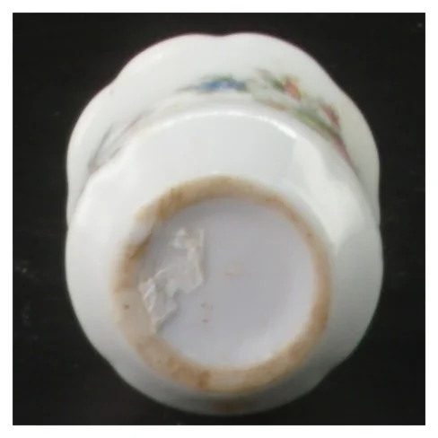 Peberbøsse i porcelæn med blomster (str. 6 cm)