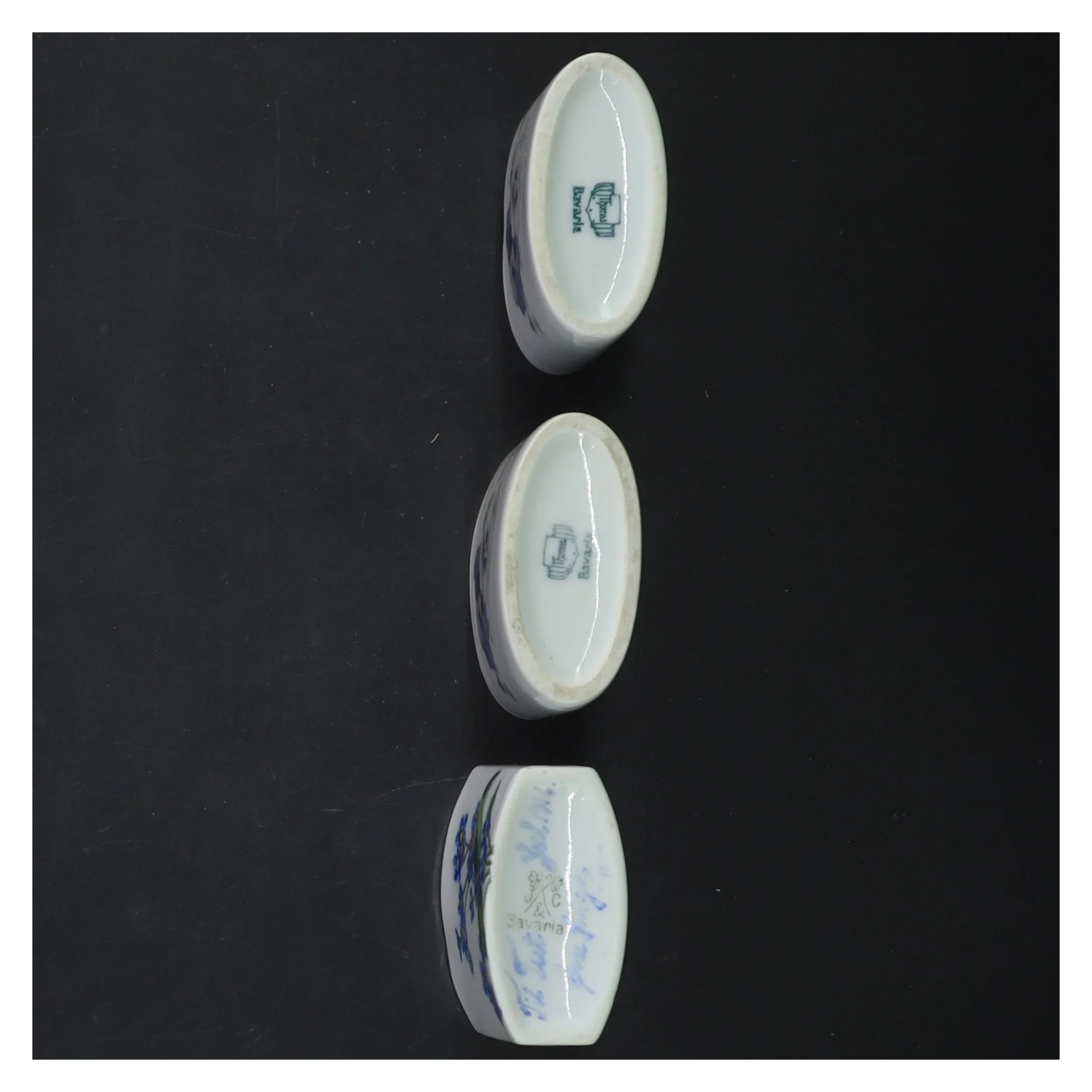 Små porcelænsvaser med blomsterdekoration fra Bavaria (str. 6x6 cm)