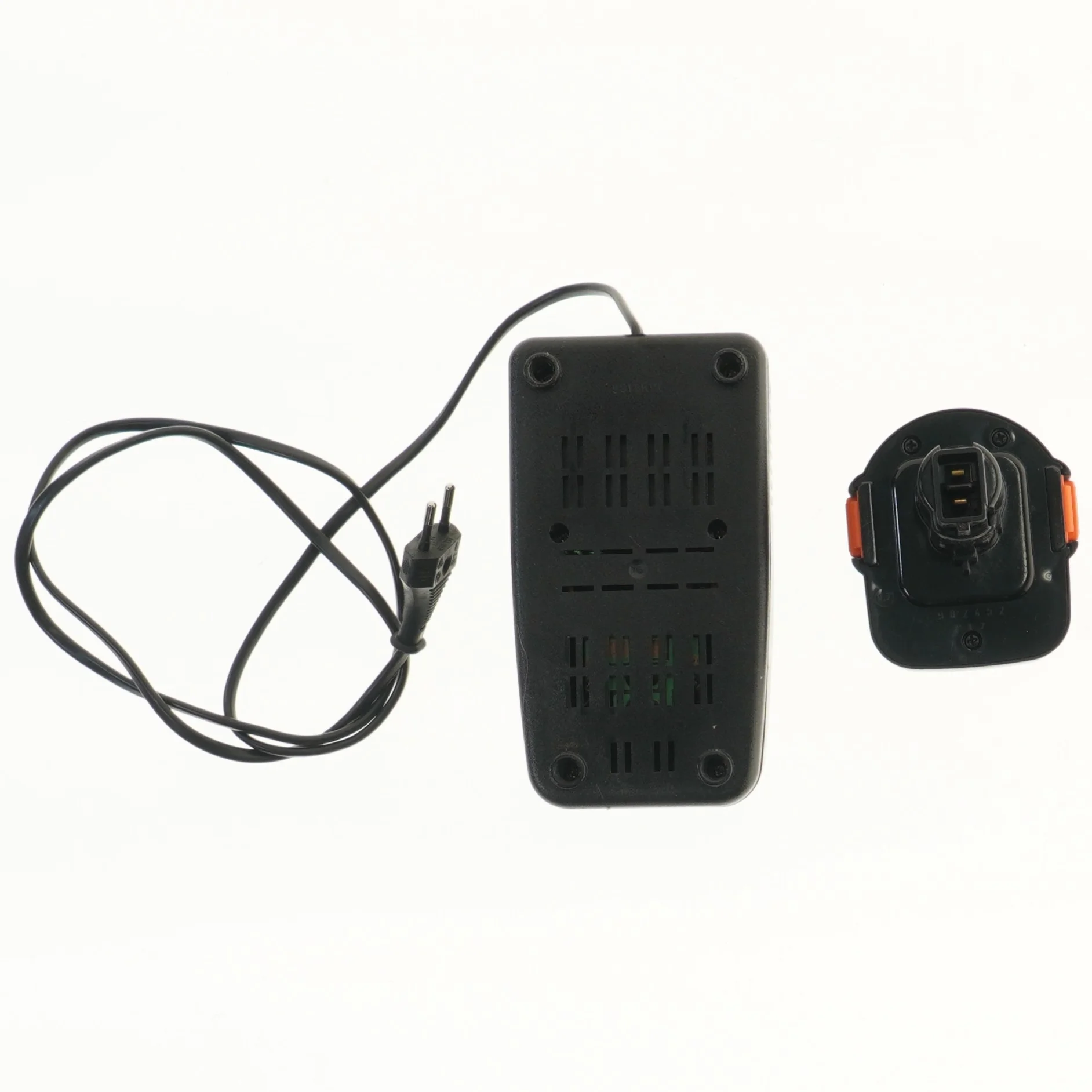 Black & Decker batterioplader og 12V batteri fra Black & Decker (str. 16x9 cm)