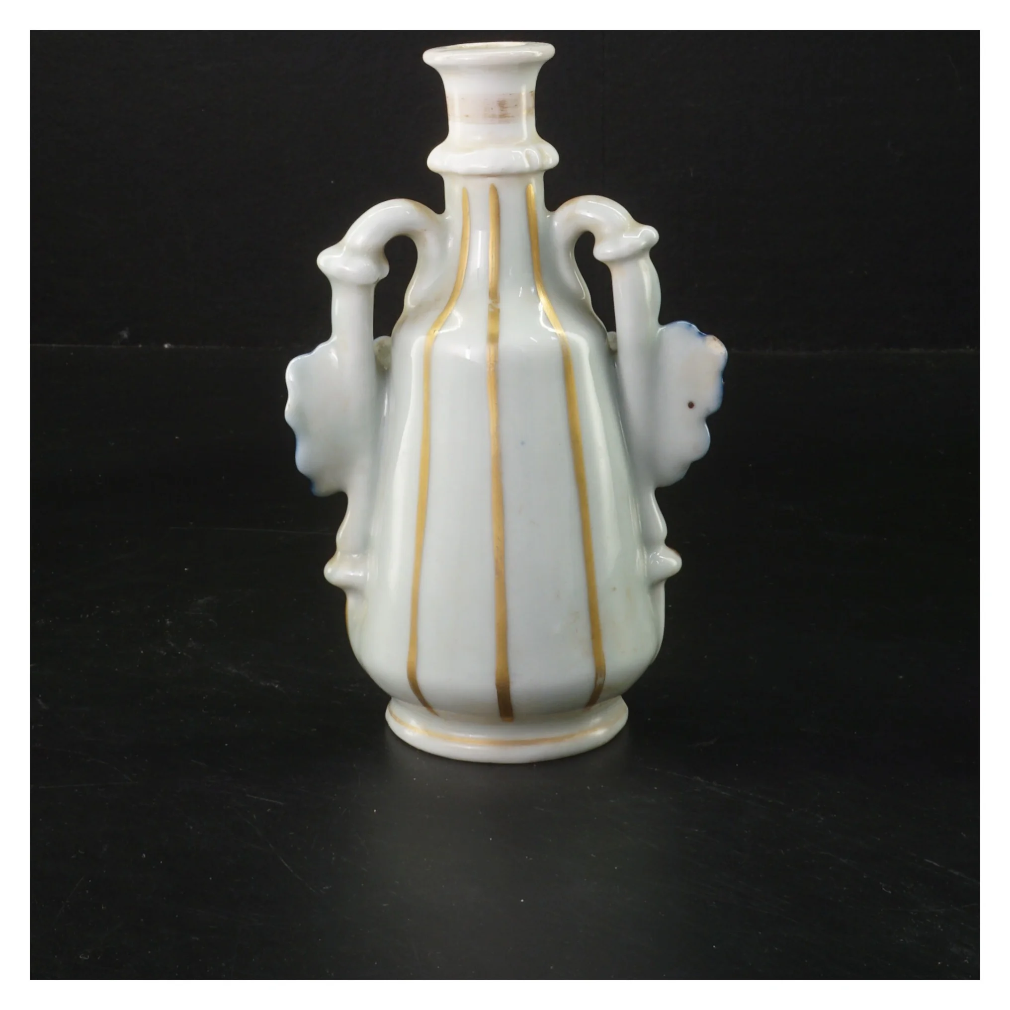 Porcelænsvase med udsmykning (str. 16 cm)