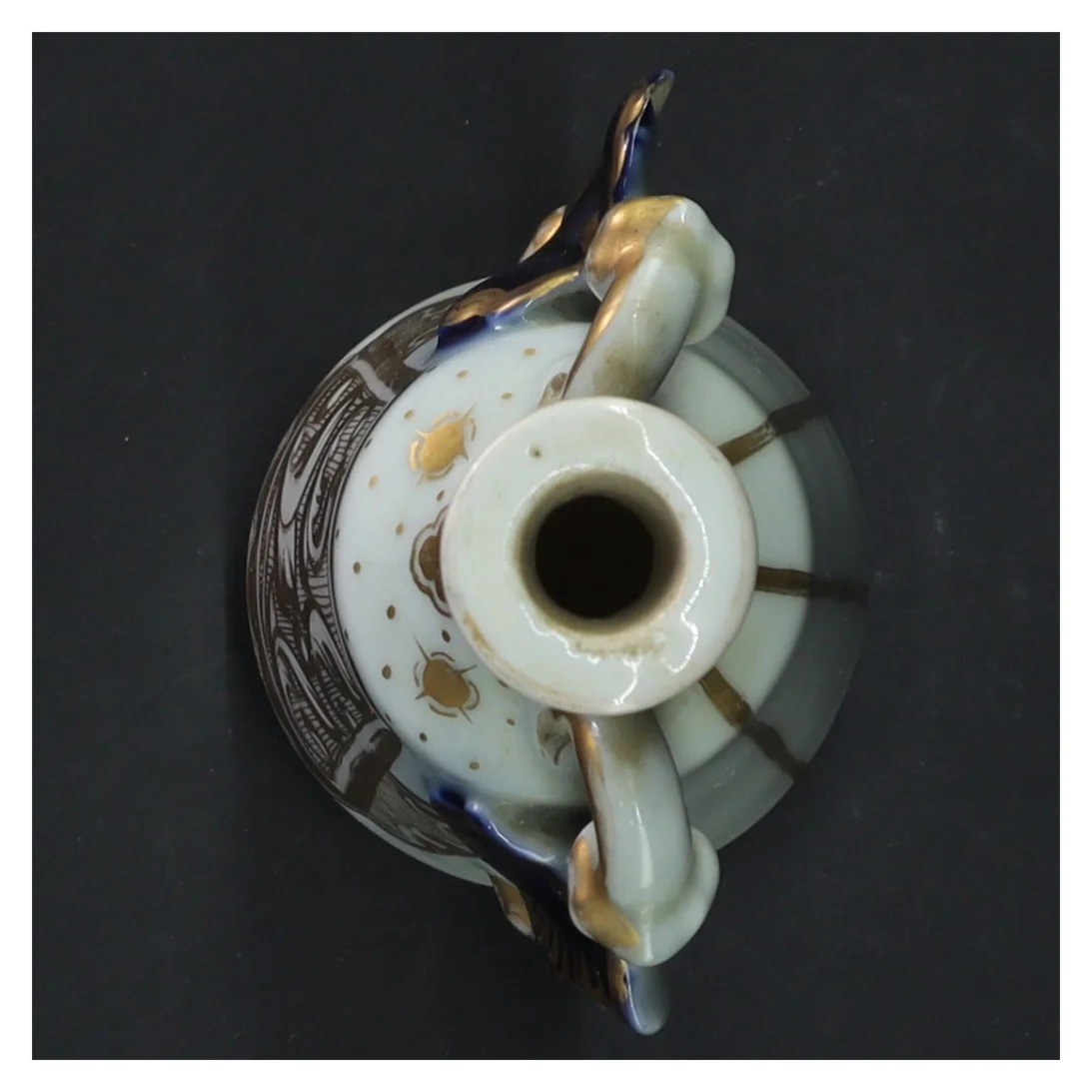 Porcelænsvase med udsmykning (str. 16 cm)