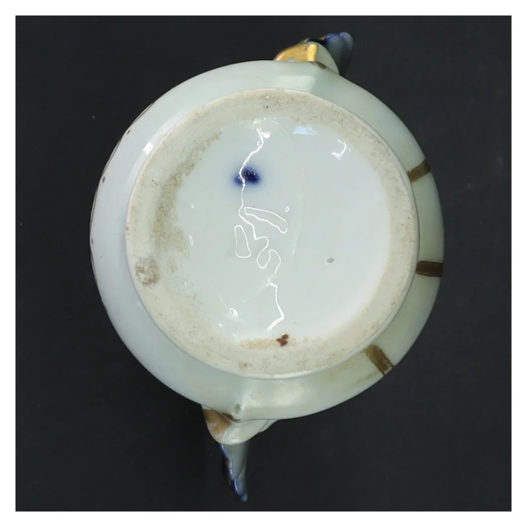 Porcelænsvase med udsmykning (str. 16 cm)