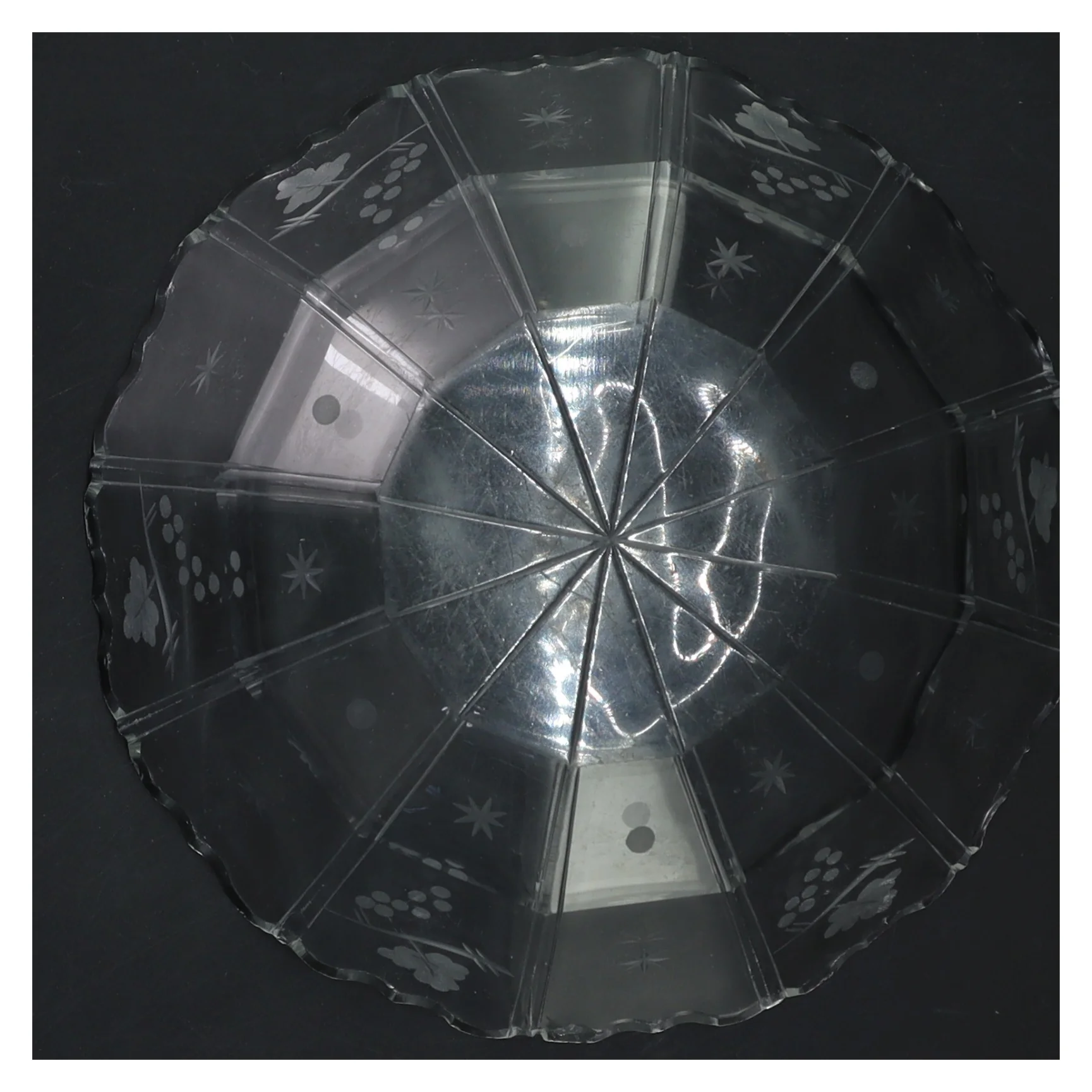 Glas skål med dekorative mønstre (str. Ø 18 cm)