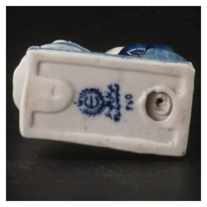Porcelænsfigur af kyssende hollandsk par (str. 9x6,5 cm)