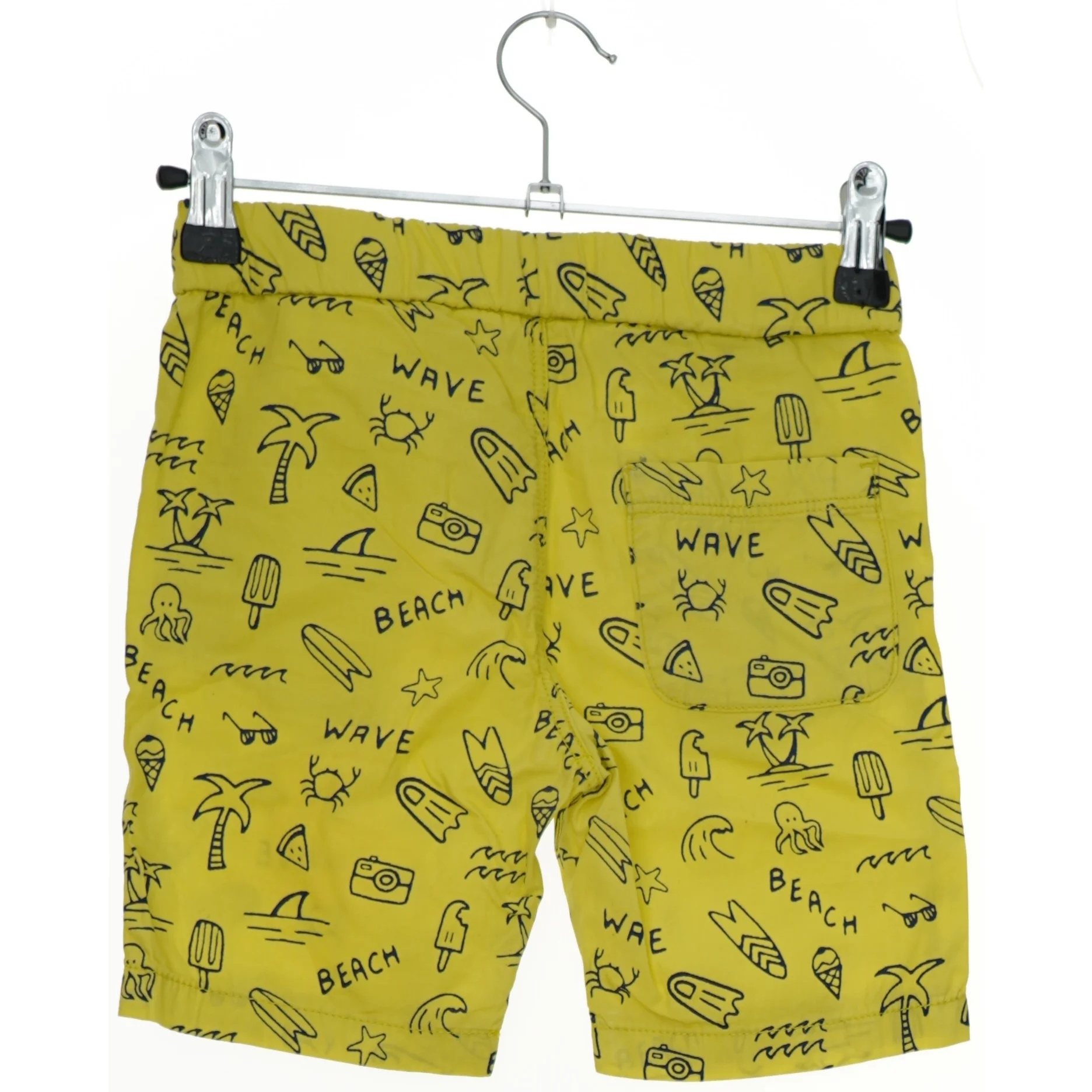 Badeshorts med strandtema fra H&M (str. 104)