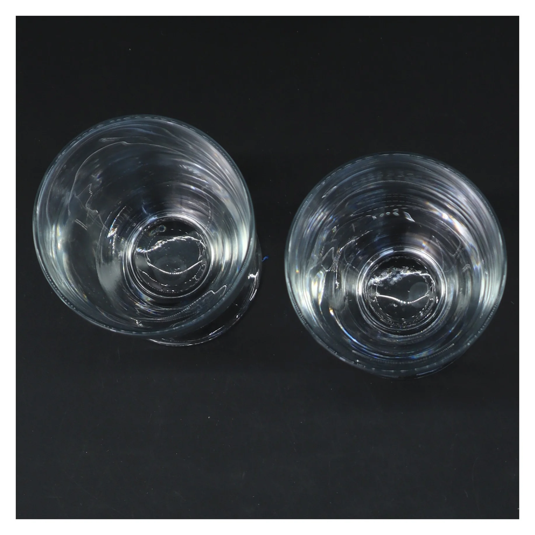 To glas (str. 2 styk. ø. 7,5 cm. længde. 11,5 cm)