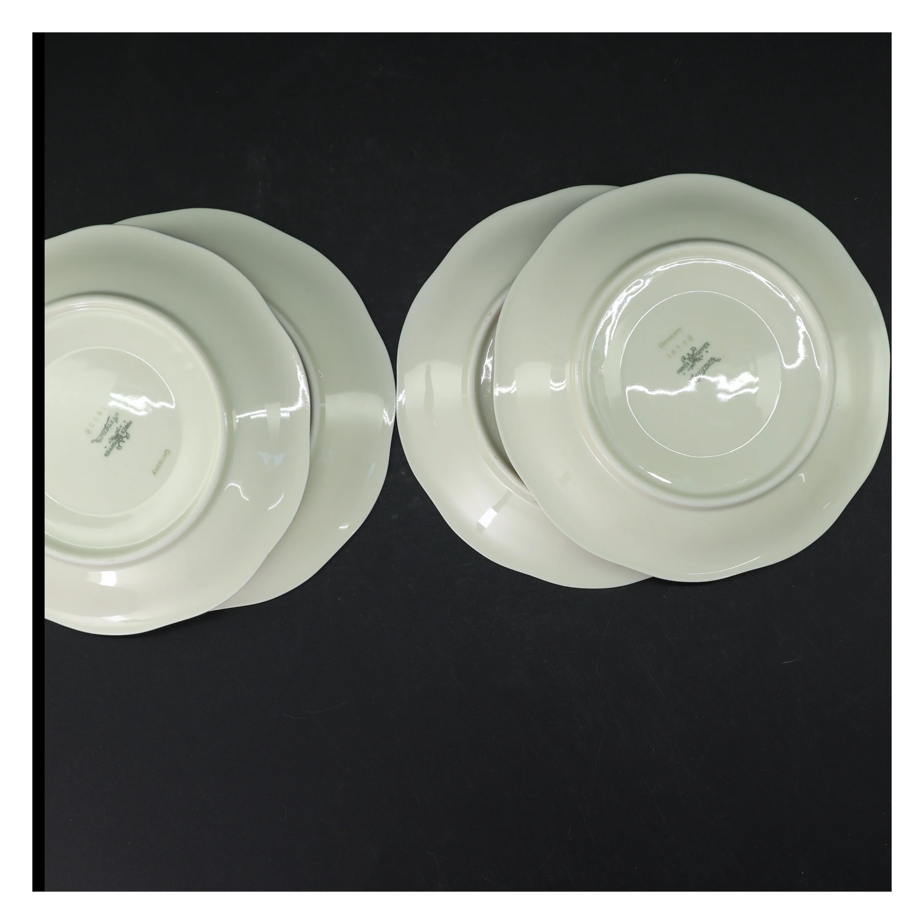 Porcelænstallerkener med blomstermotiv fra Pirken Hammer (str. Ø. 19 cm)