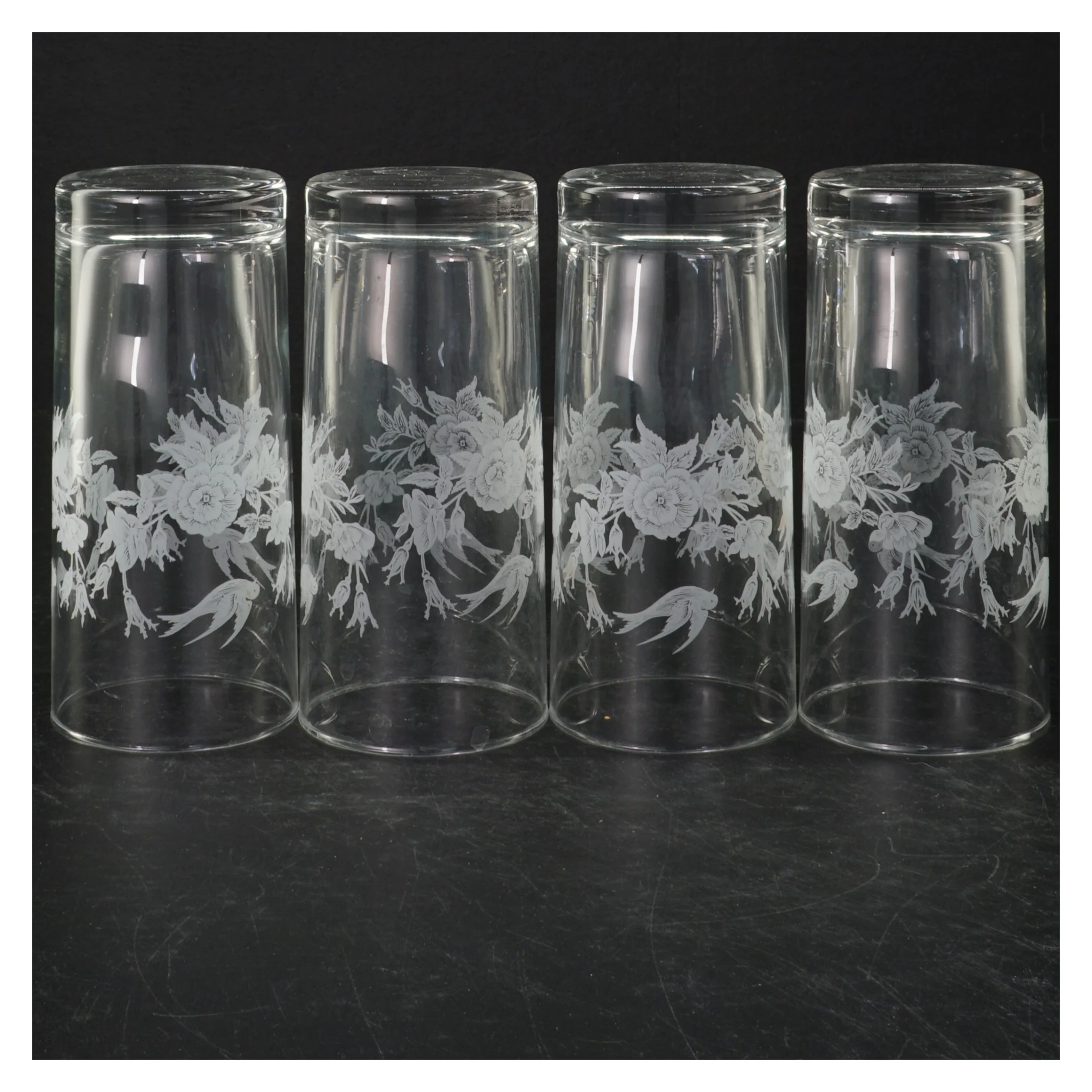 Graverte glasvaser (str. Ø 7 cm. længde, 14,5. cm)