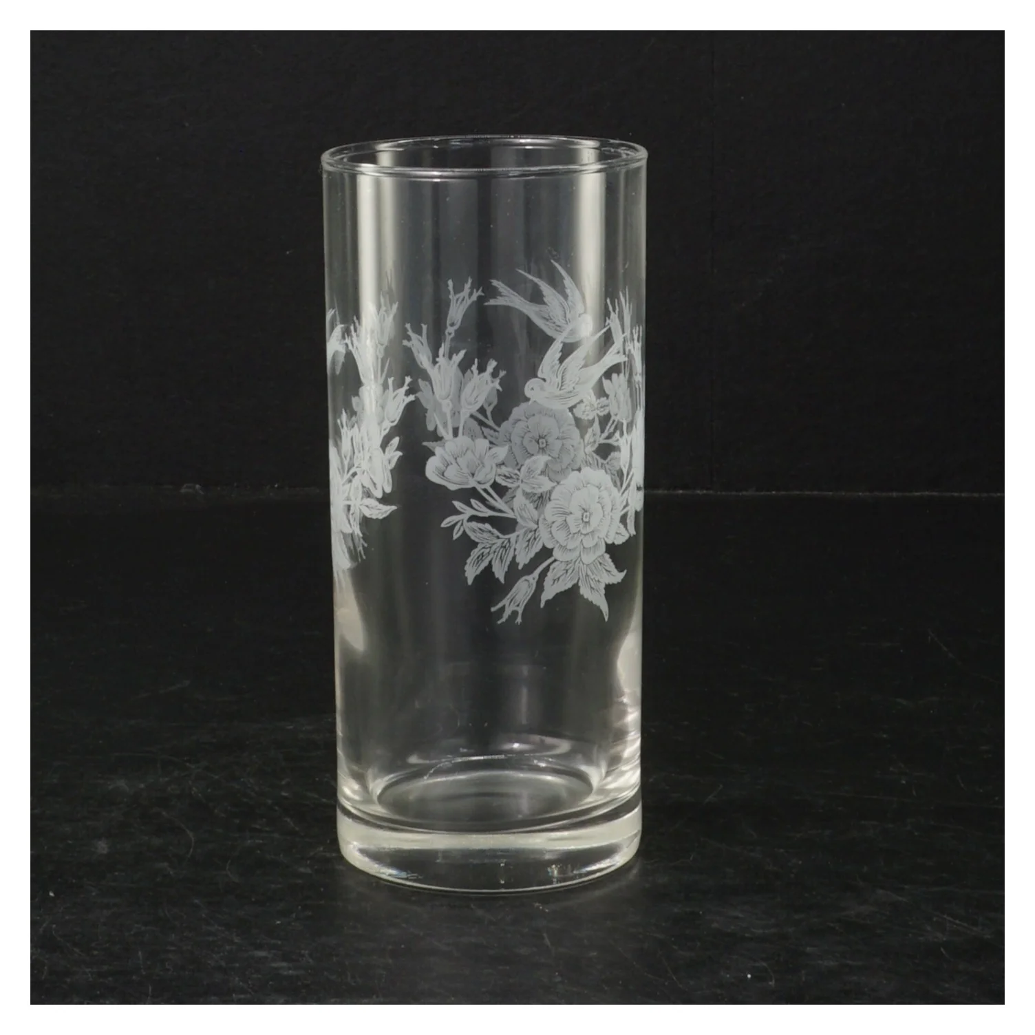 Gravering dekoreret glasvase (str. Ø. 7 cm. længde, 14,5 cm)