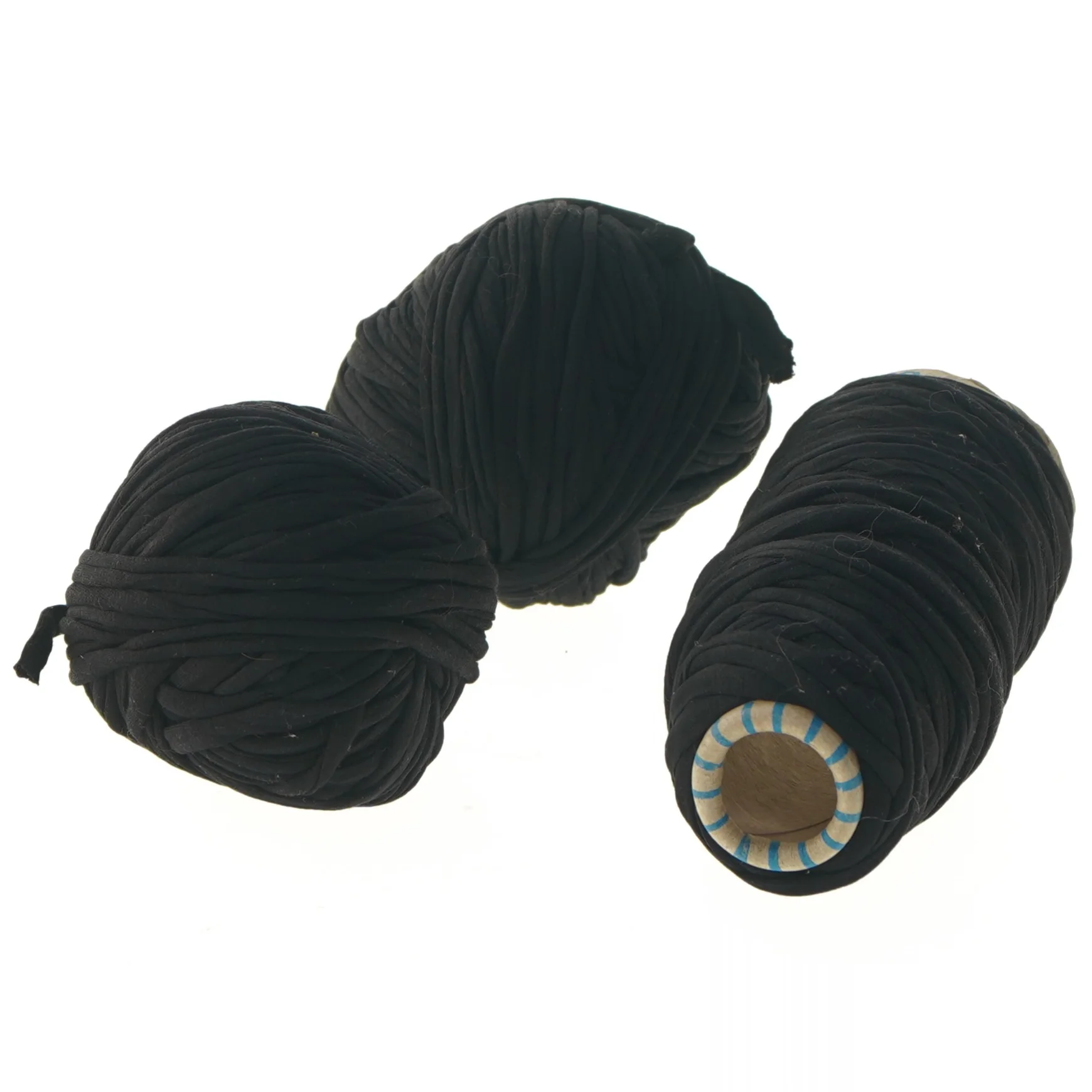 Sort stofgarnrulle og nøgle