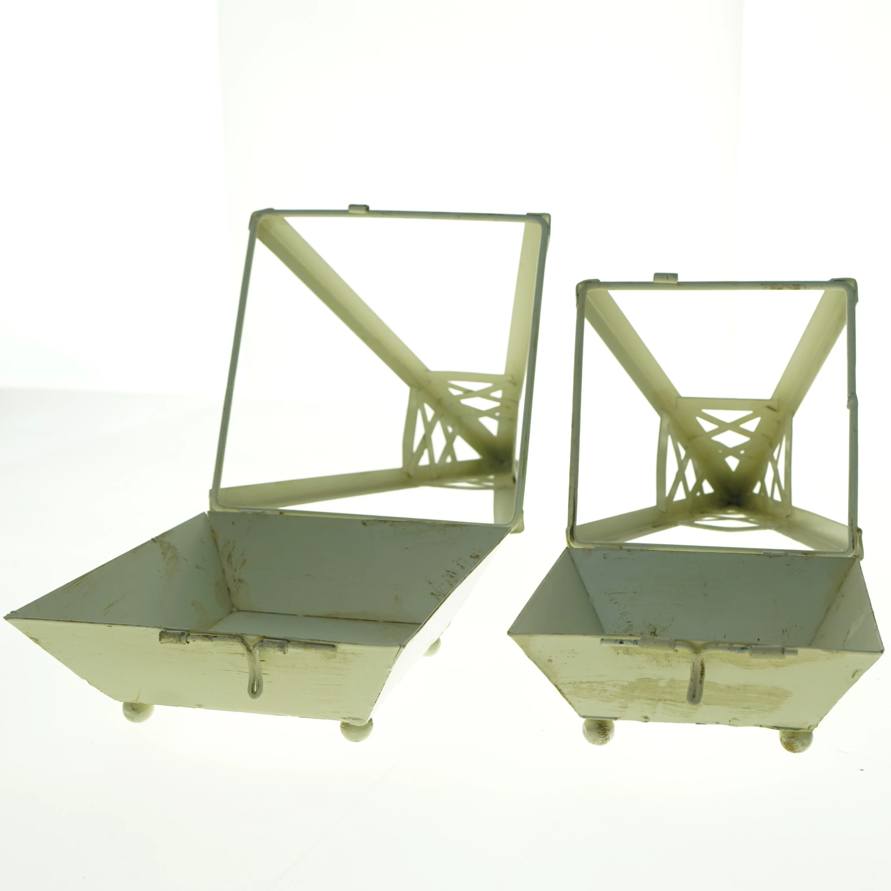 Metal lanterner (str. 41 x 19 x 19 cm og 35 x 16 x 16 cm)