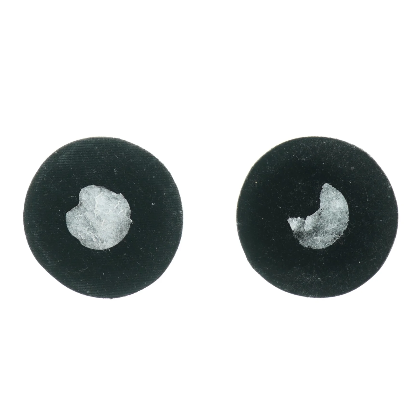 Sølvfarvede lysestager (str. 27 x 8 cm)